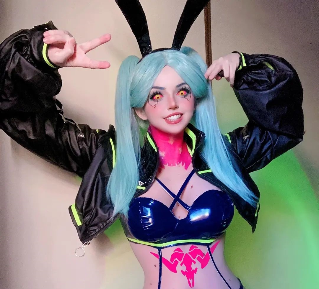 Brasileira alexy_sky_ encanta com um lindo cosplay da Rebecca de Cyberpunk