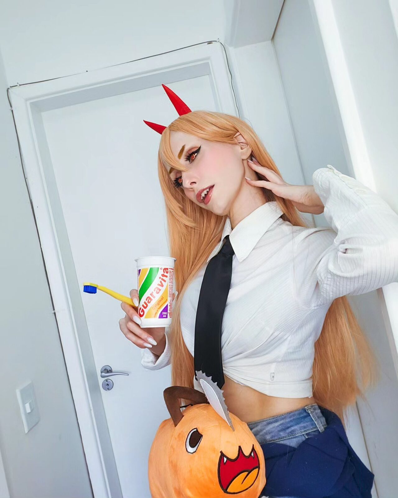 Brasileira mahoualien fez um cosplay apaixonante da Power de Chainsaw Man