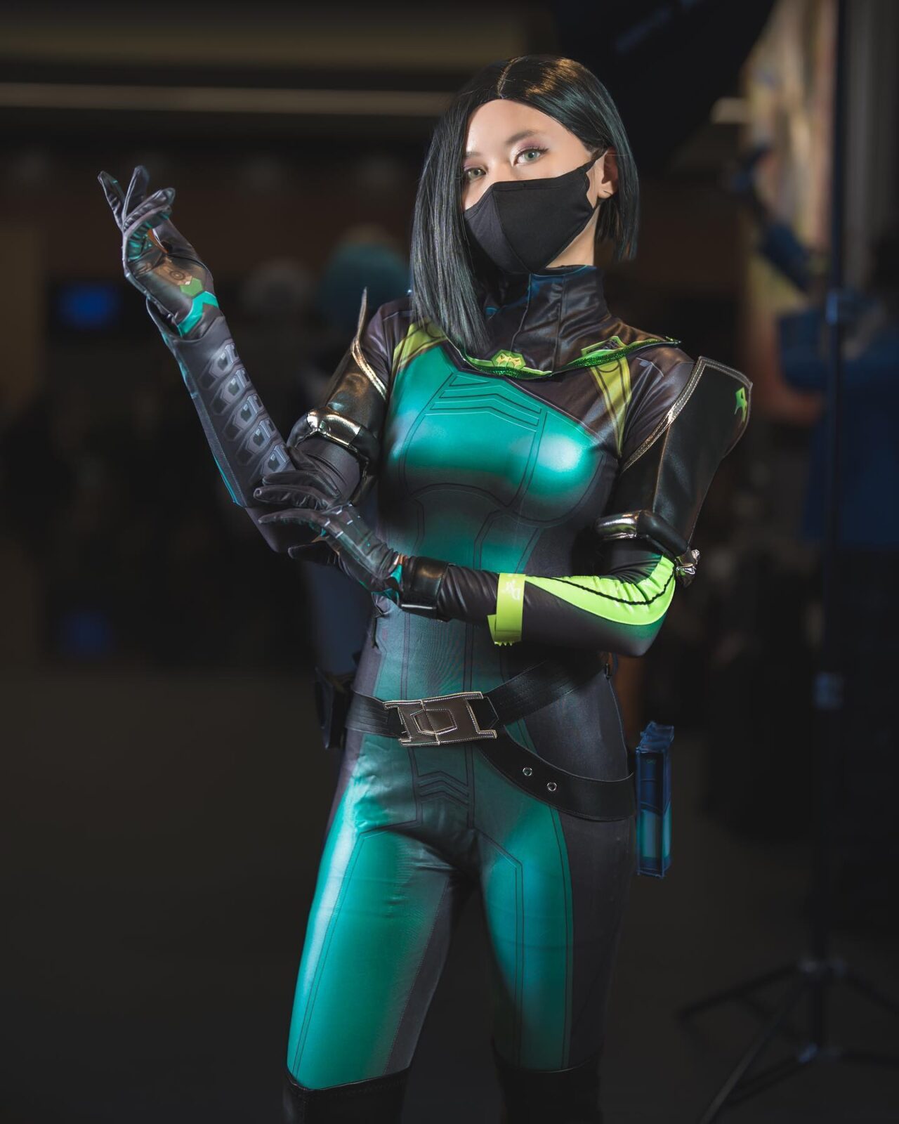 Modelo surpreende com magnífico cosplay da temível Viper de Valorant