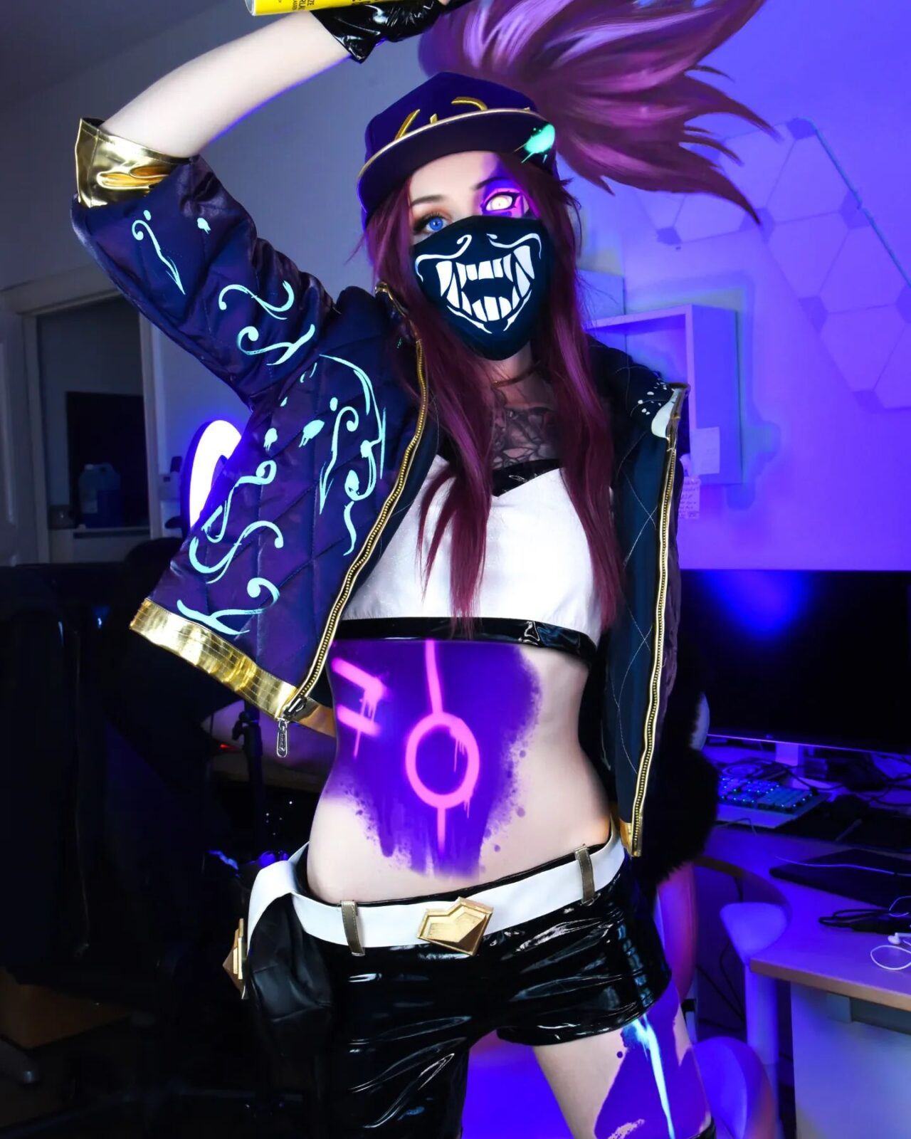 Modelo lana_starjuice fez um lindo cosplay da Akali de League of Legends