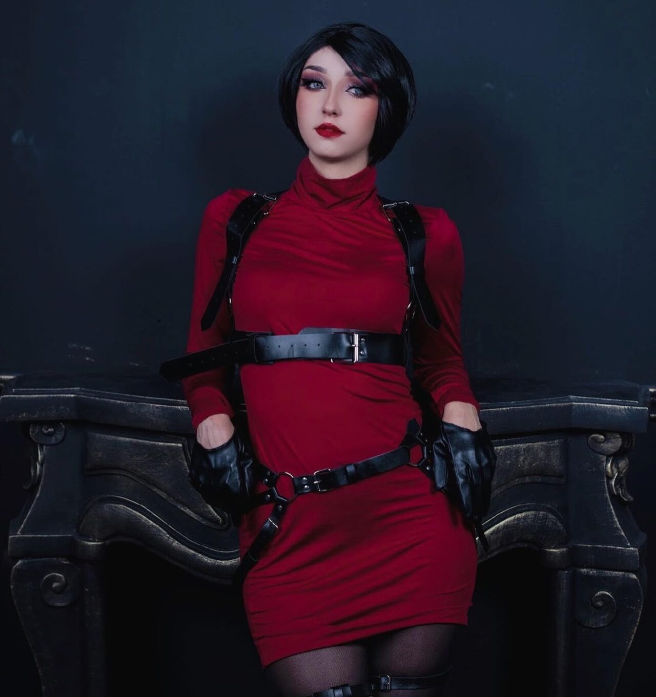 Modelo charming_kitsune impressiona com espetacular cosplay da icônica Ada Wong em Resident Evil 4 Remake