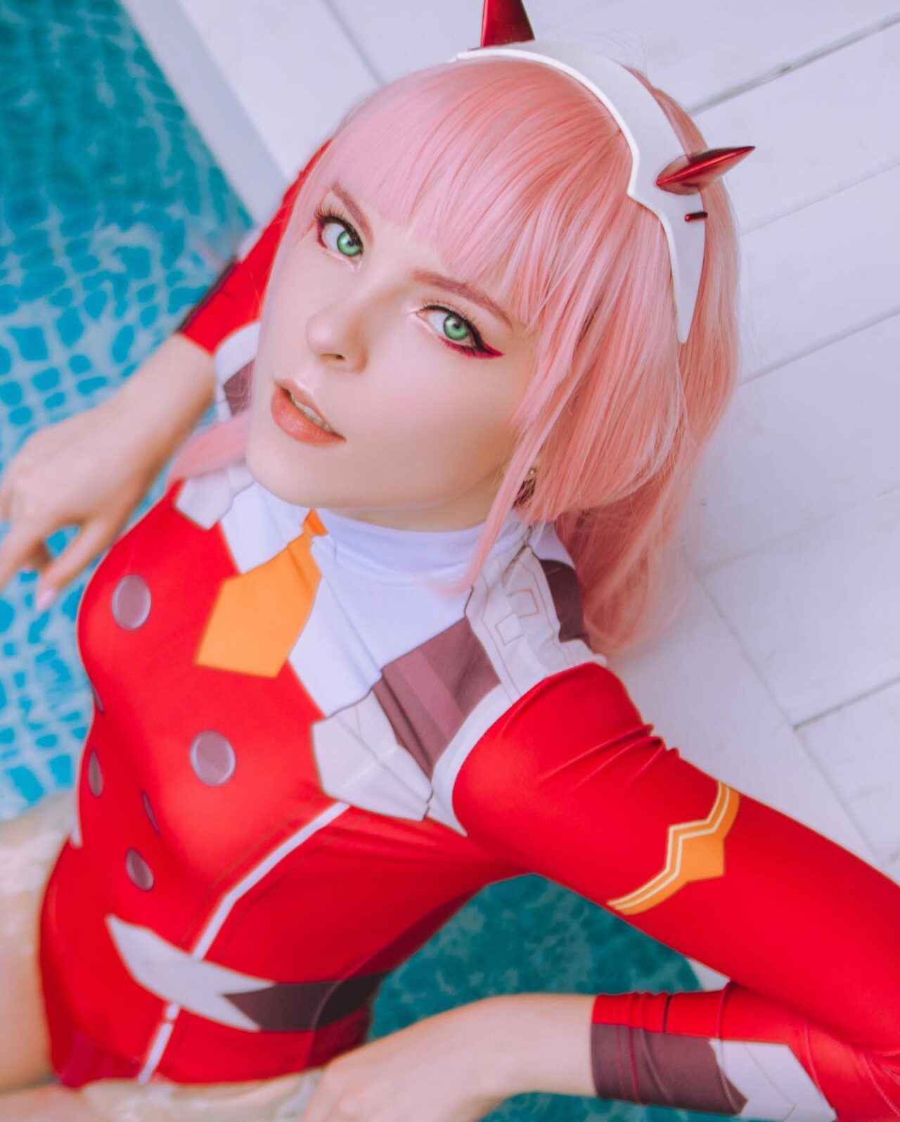 Modelo _mukha fez um sedutor cosplay da Zero Two de Darling in The Franxx