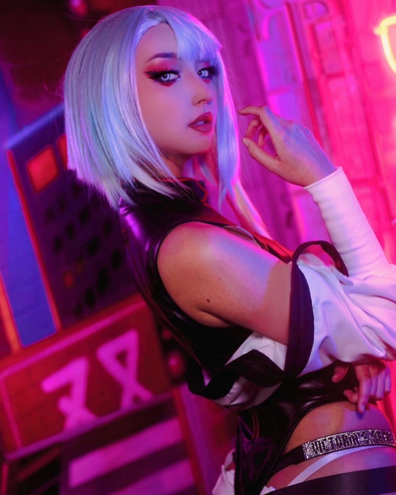 Modelo charming_kitsune fez um atraente cosplay da Lucy de Cyberpunk