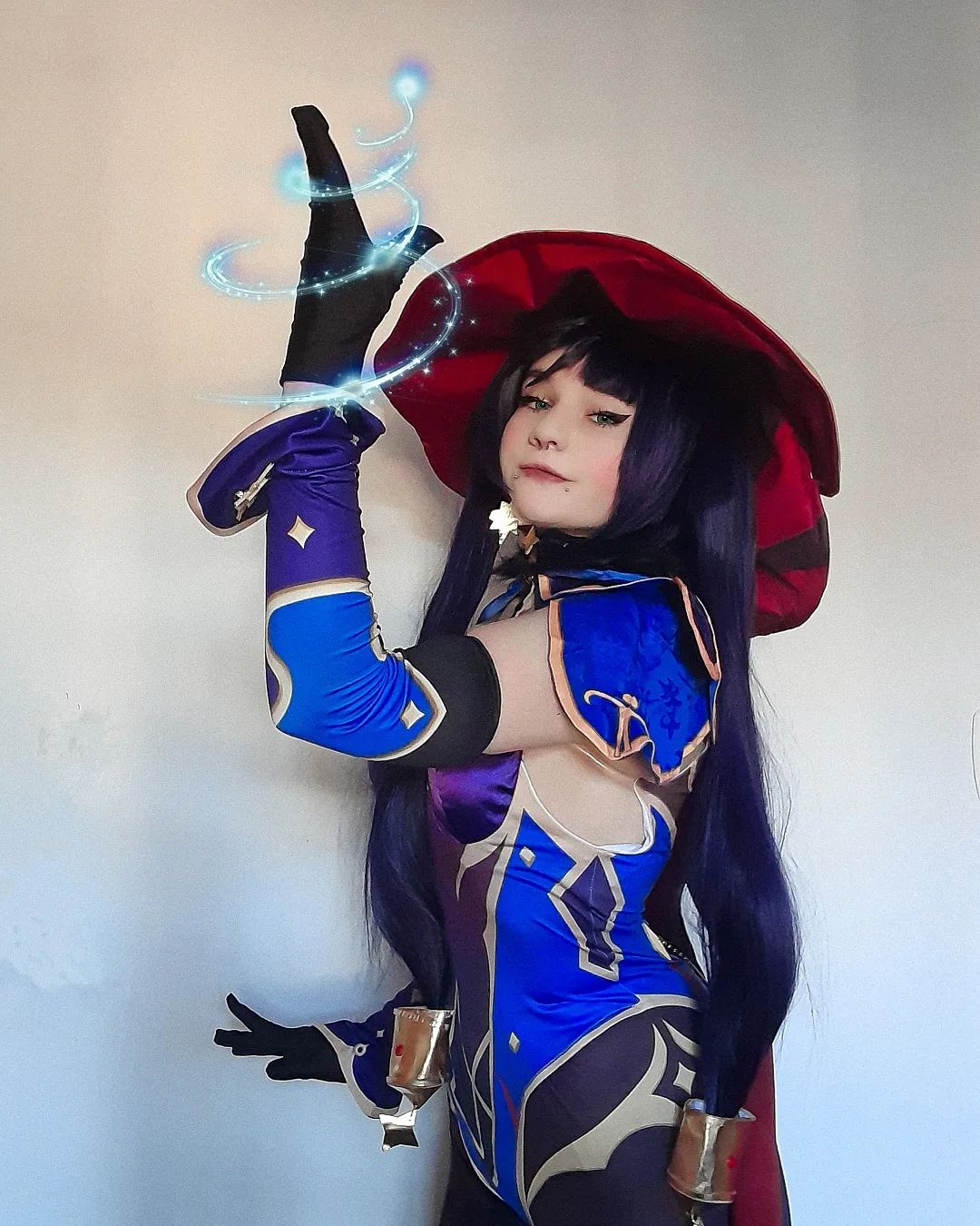 Cosplayer exala brilhantismo ao encarnar a encantadora Mona Megistus de Genshin Impact