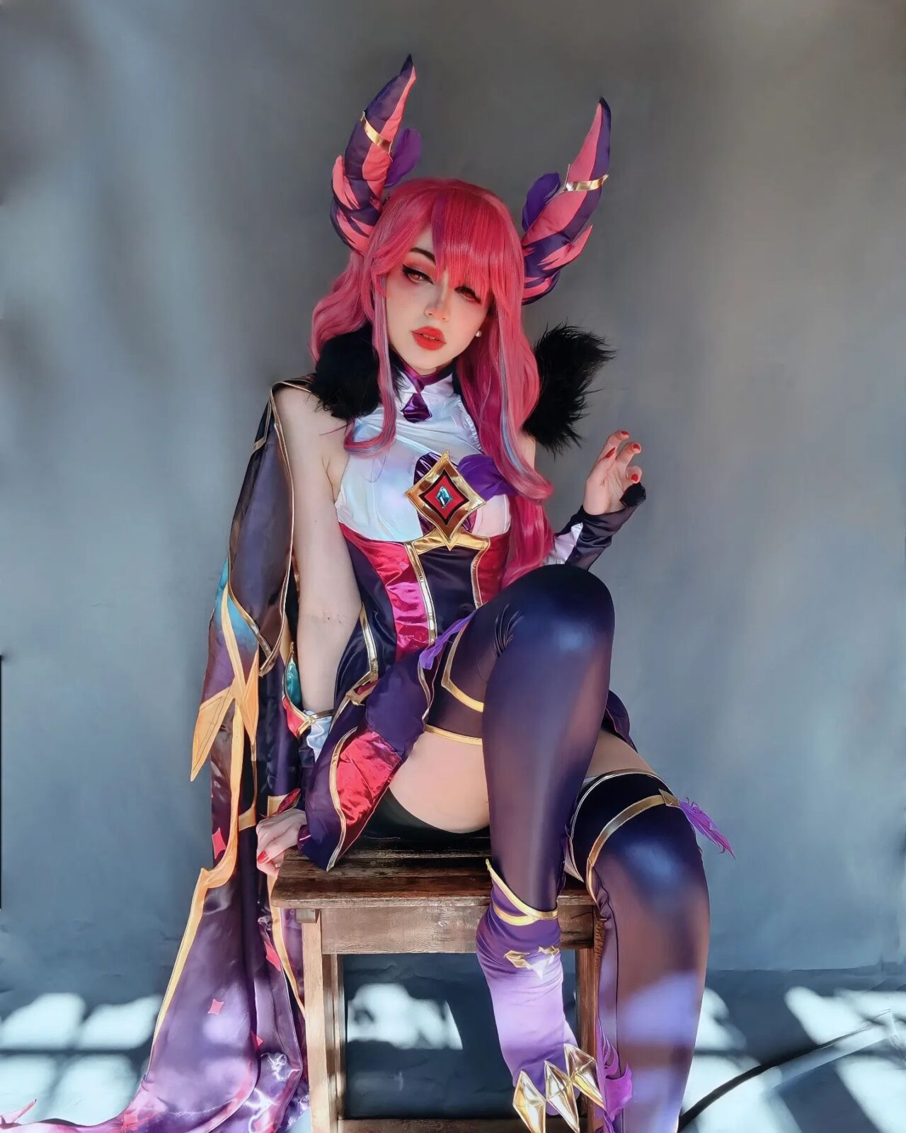 Modelo alice_dias_c encanta com um apaixonante cosplay da Xayah de League of Legends