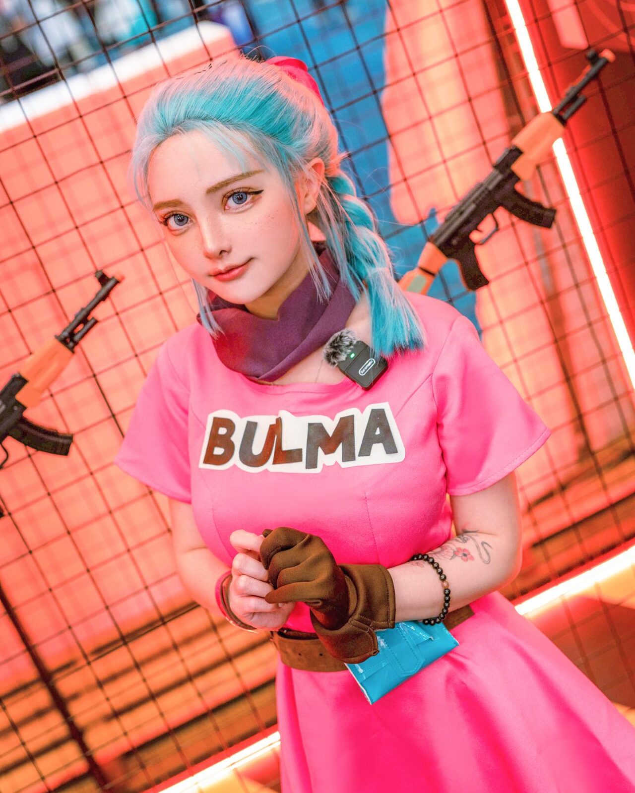 Fã de Dragon Ball recria impecável cosplay da clássica Bulma e desperta nostalgia