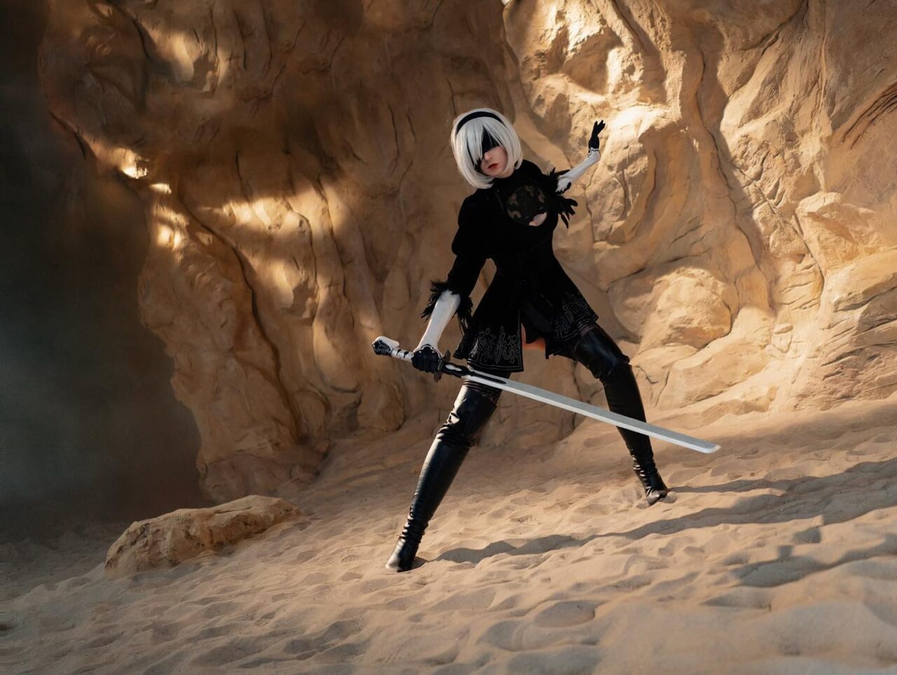 Modelo martina_the_witch fez um fascinante cosplay da 2B de Nier Automata