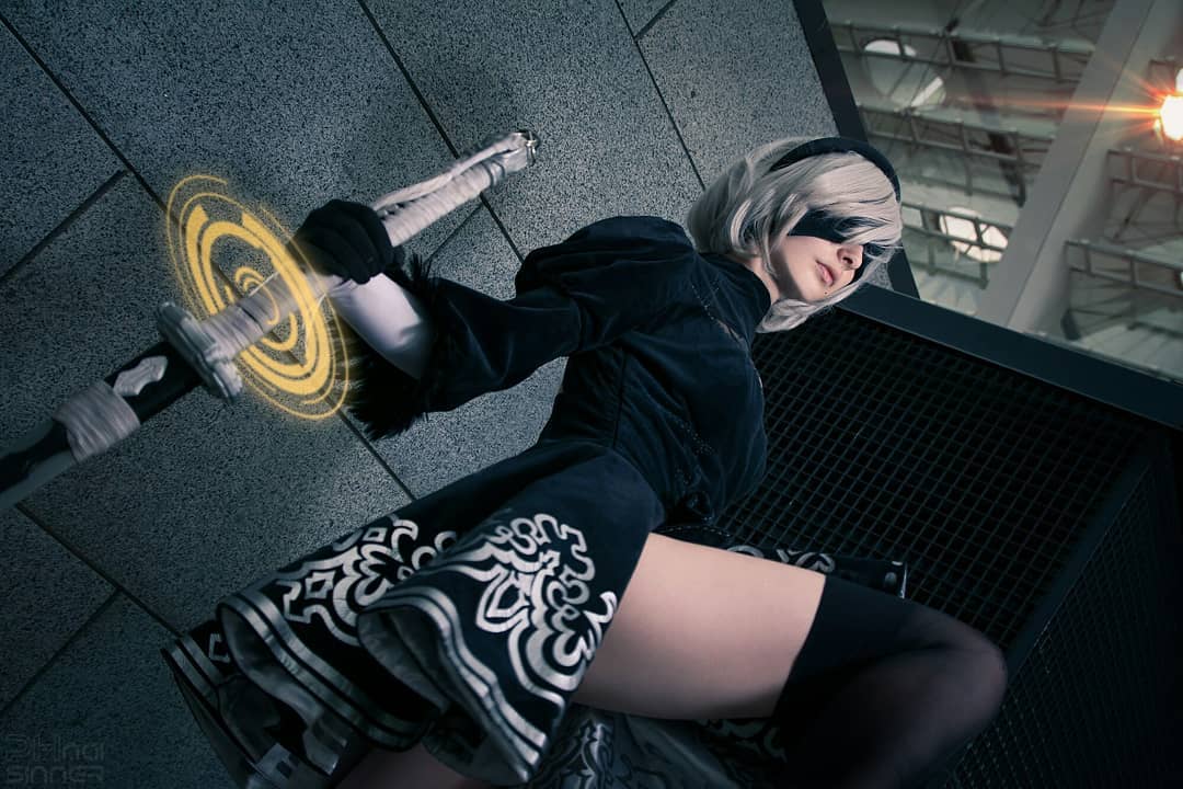 Modelo daria_khime fez um atraente cosplay da 2B de Nier Automata