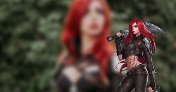 Modelo amandawelp realiza um surpreendente cosplay de Katarina de League of Legends