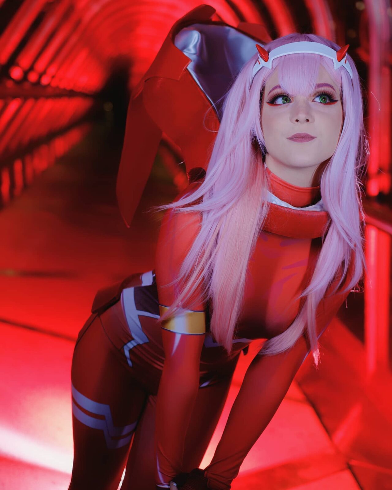 Modelo acky.foxy fez um sedutor cosplay da Zero Two de Darling in The Franxx