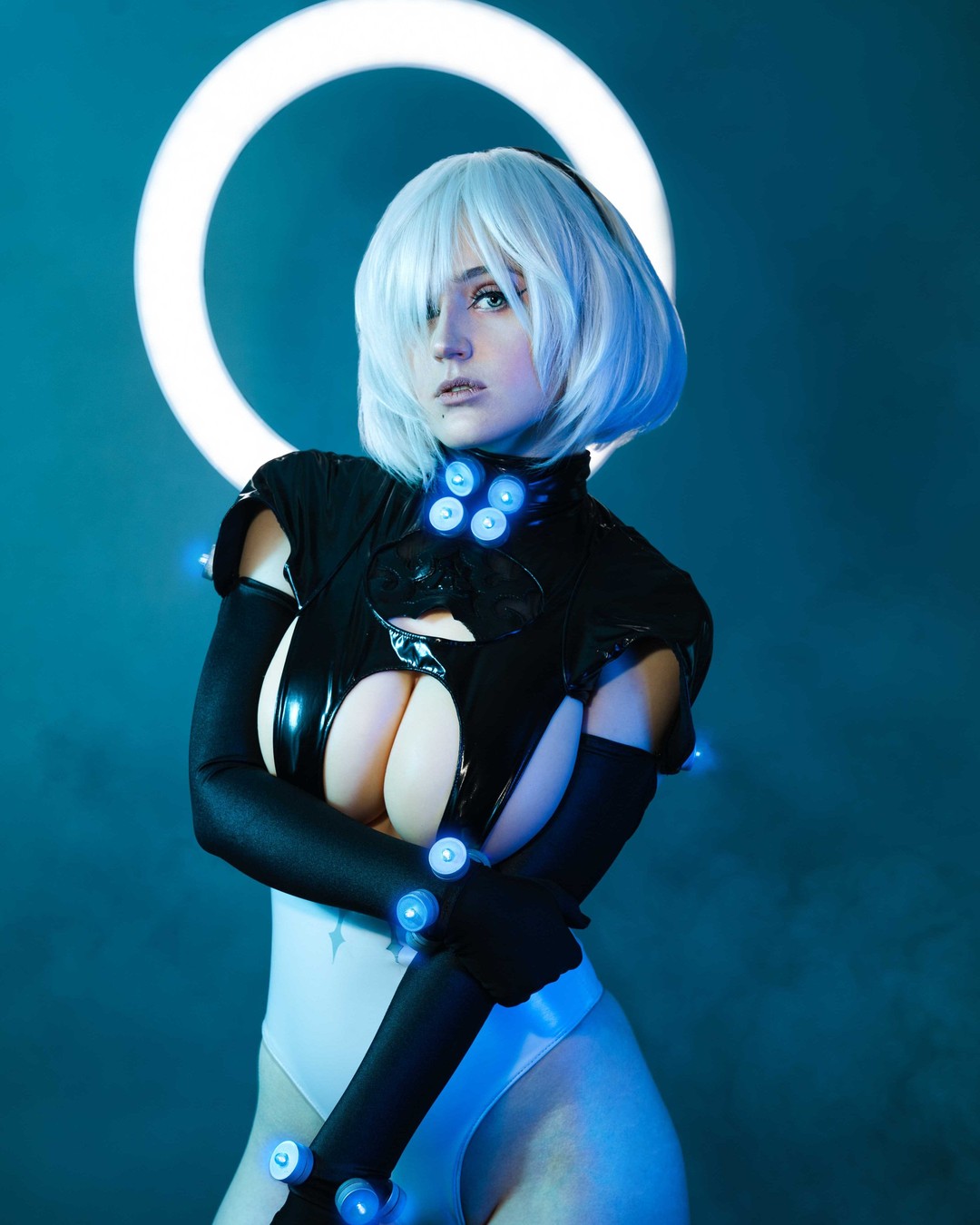 Modelo soalianna fez um sedutor cosplay da 2B de Nier Automata