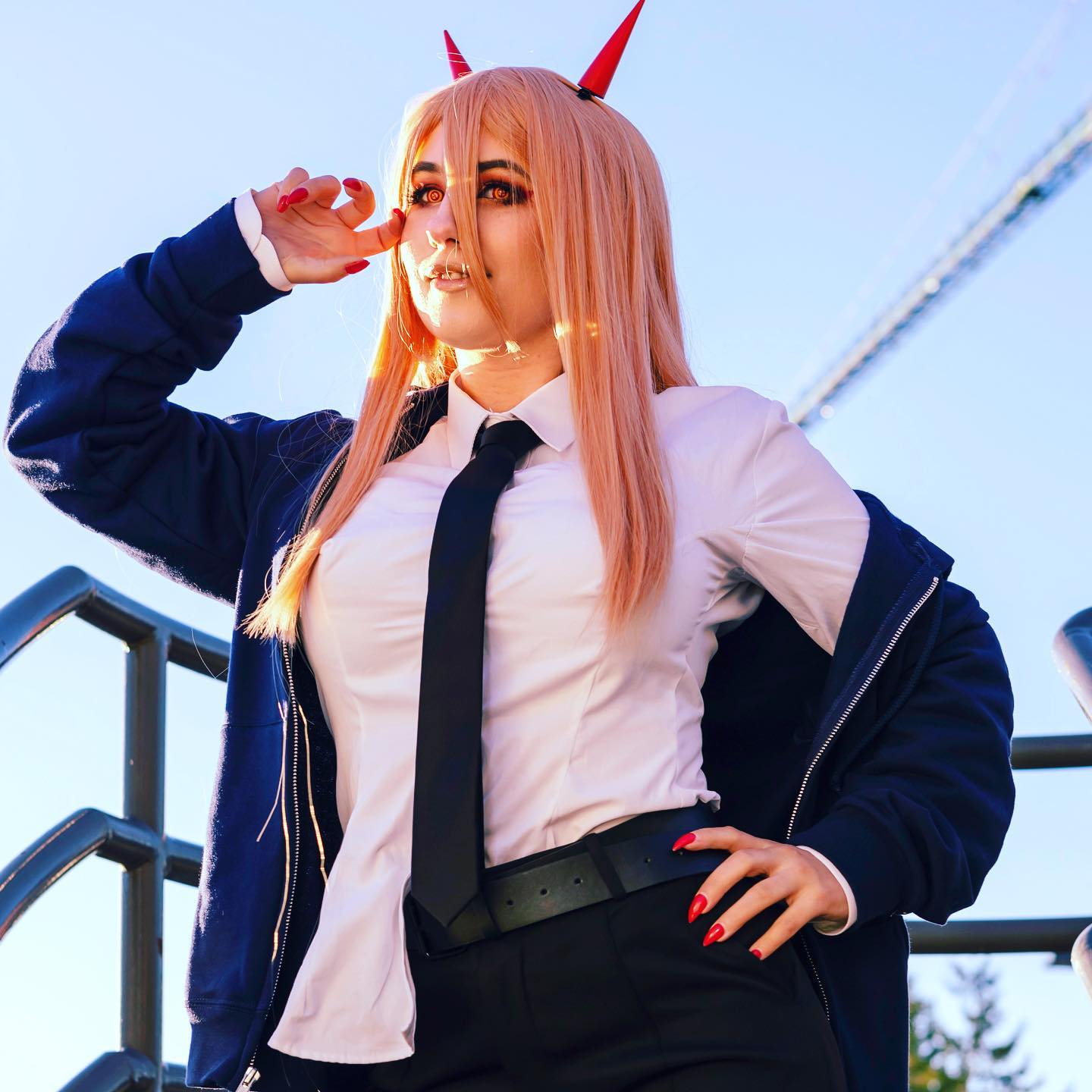 Modelo maruwins fez um apaixonante cosplay da Power de Chainsaw Man