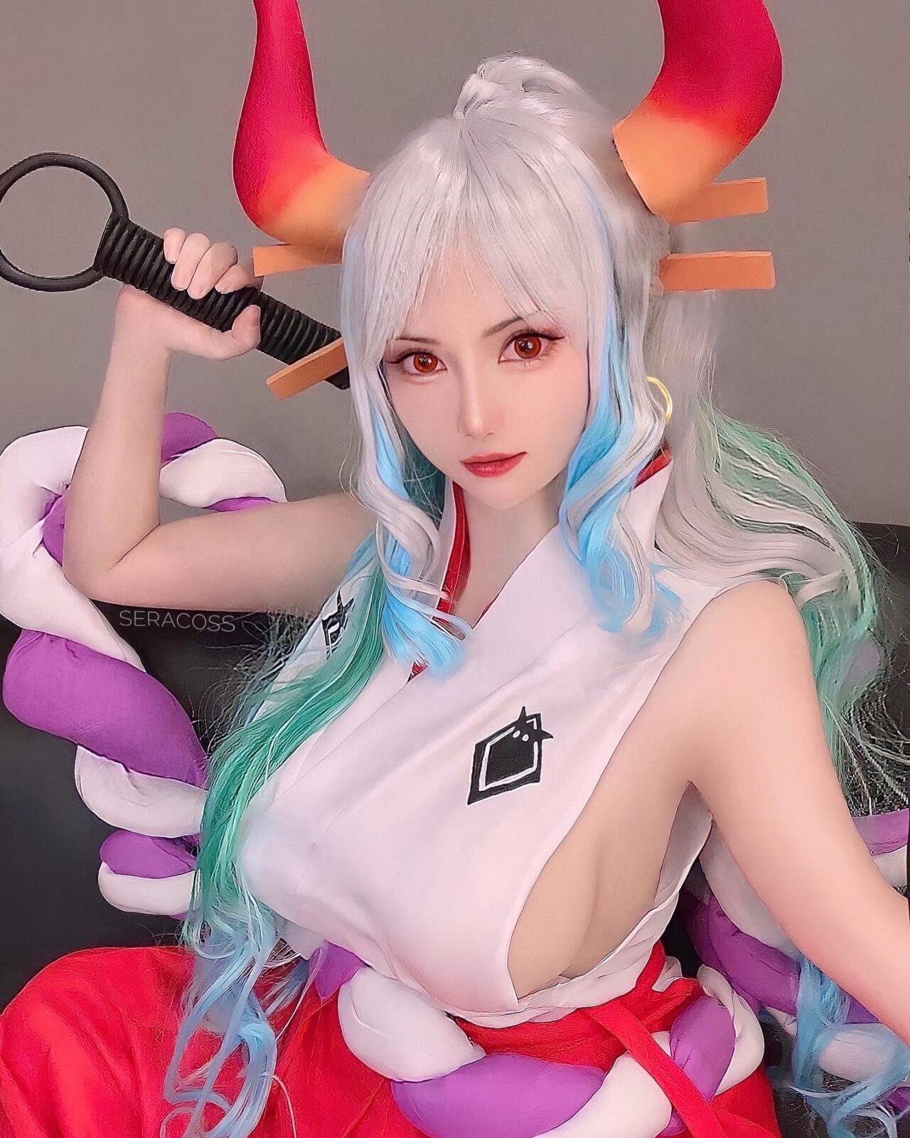 Modelo japonesa impressiona com um lindo cosplay do Yamato de One Piece