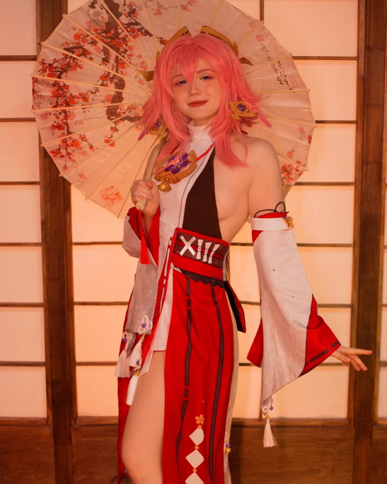 Modelo Neyrodesu fez um encantador cosplay da Yae Miko de Genshin Impact