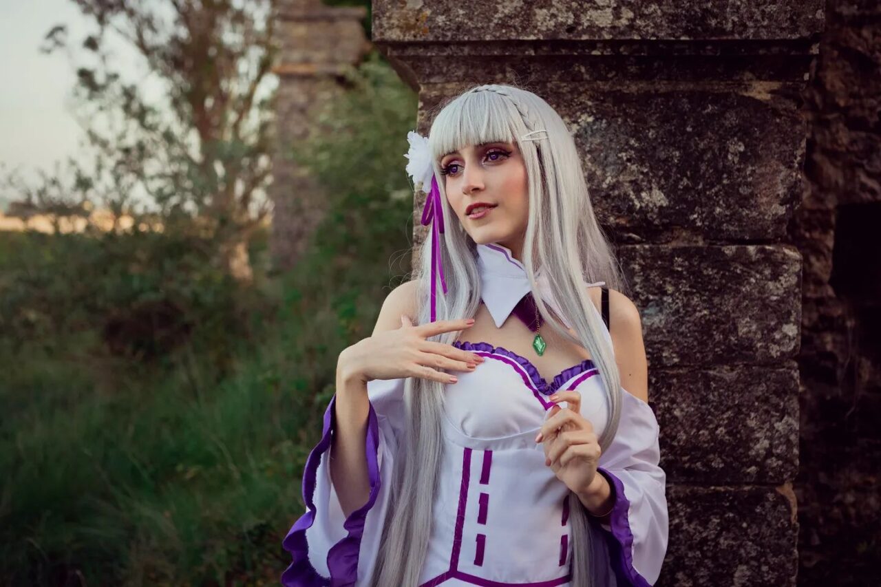 Modelo miackacosplay fez um lindo cosplay da Emilia de Re: Zero