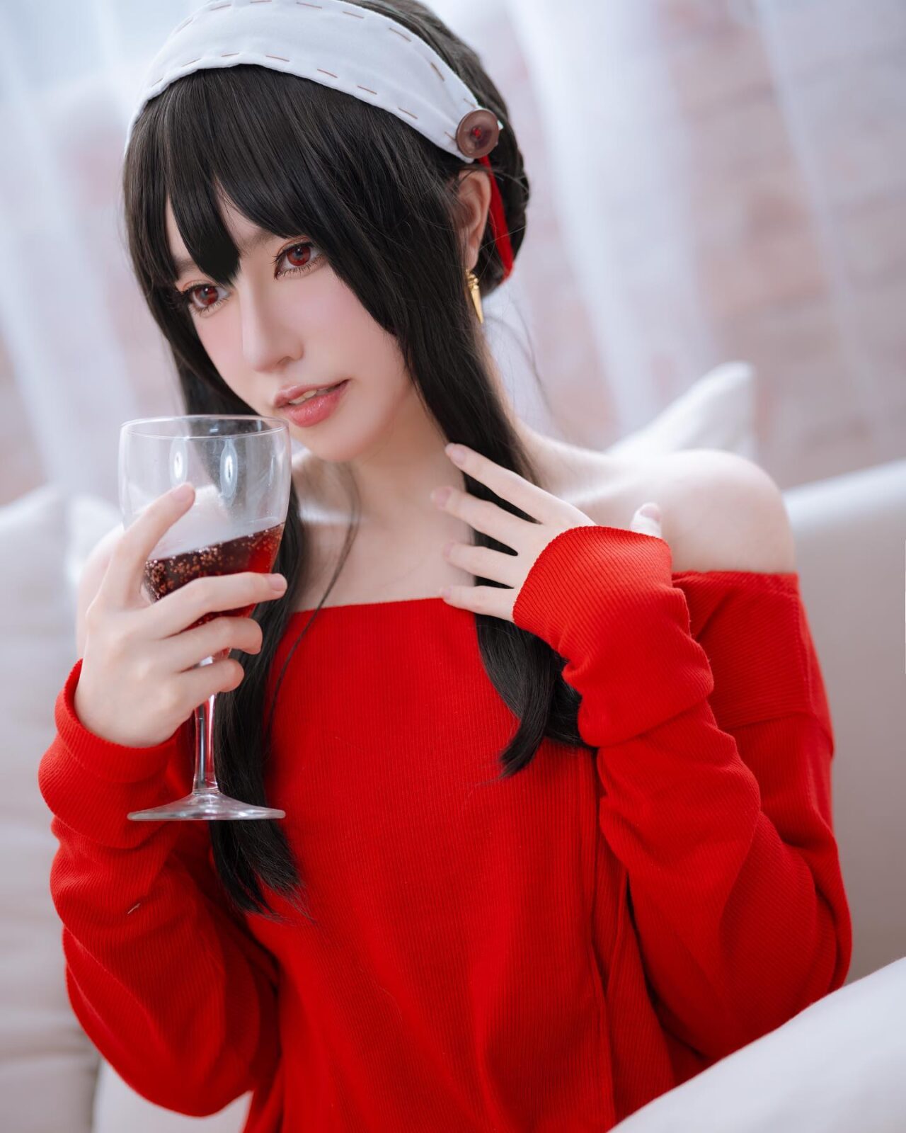 Modelo munoko_cosplay fez um cosplay perfeito da Yor Forger de Spy x Family