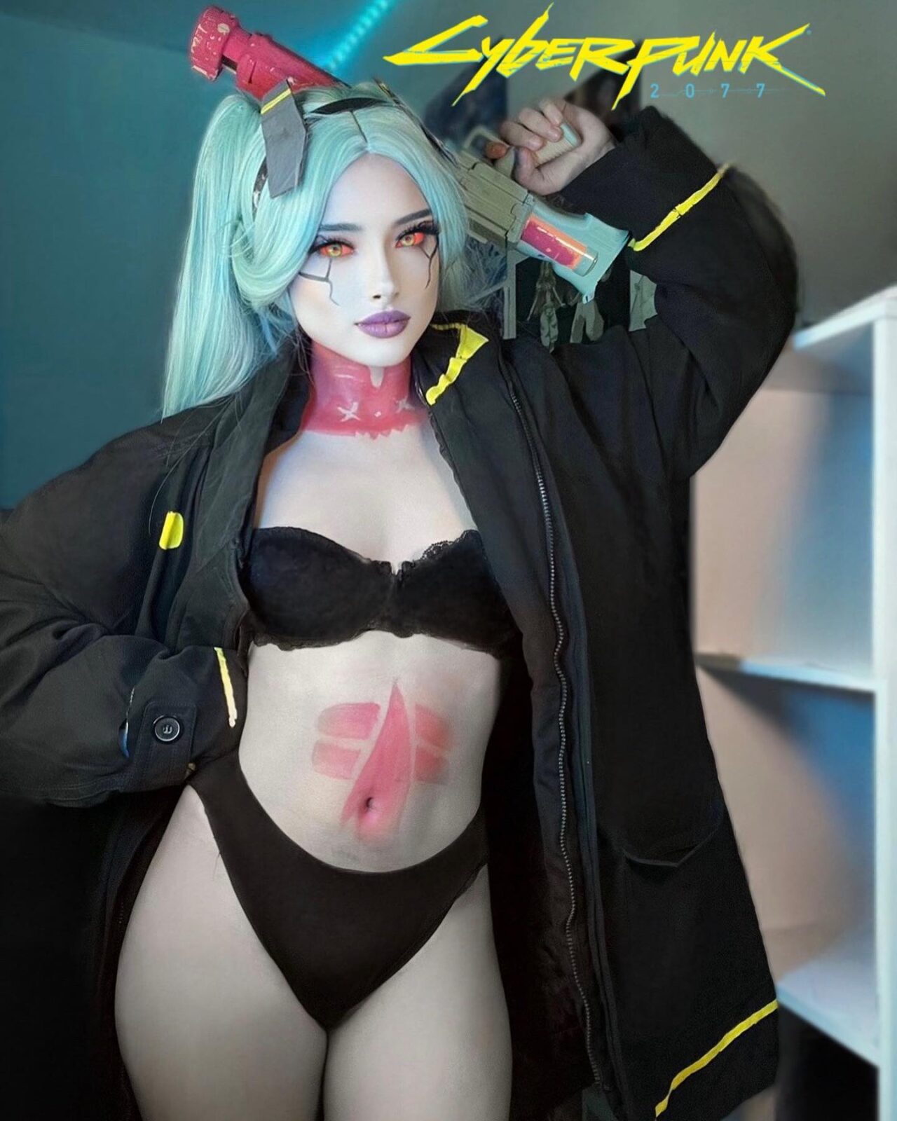 Modelo shaoows fez um encantador cosplay da Rebecca de Cyberpunk