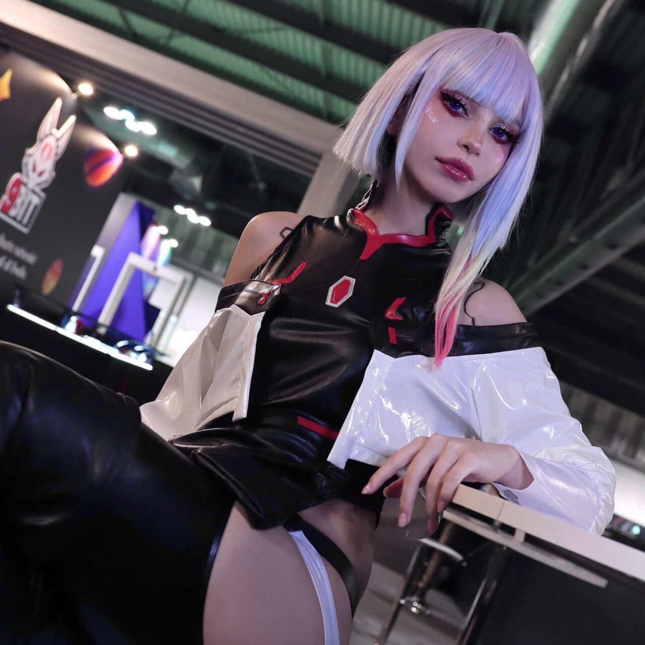 Modelo hitomi_okami_cos viraliza com um cosplay impecável da Lucy de Cyberpunk