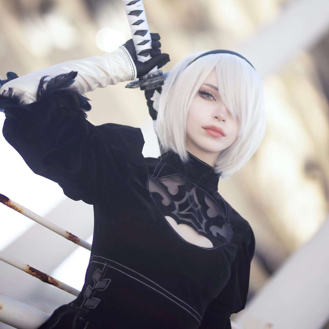 Modelo hitomi_okami_cos extravasa com um lindo cosplay da 2B de Nier Automata