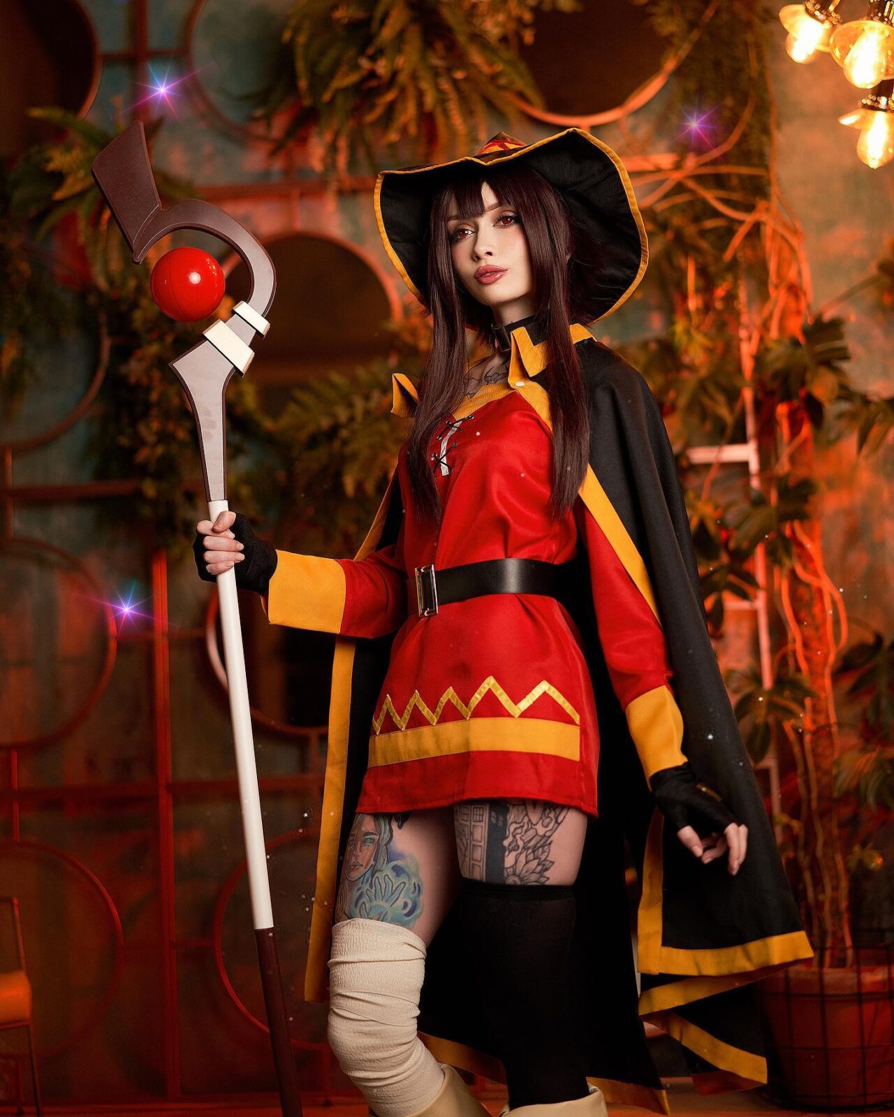 Modelo kawabarker_cos fez um lindo cosplay da Megumin de Konosuba