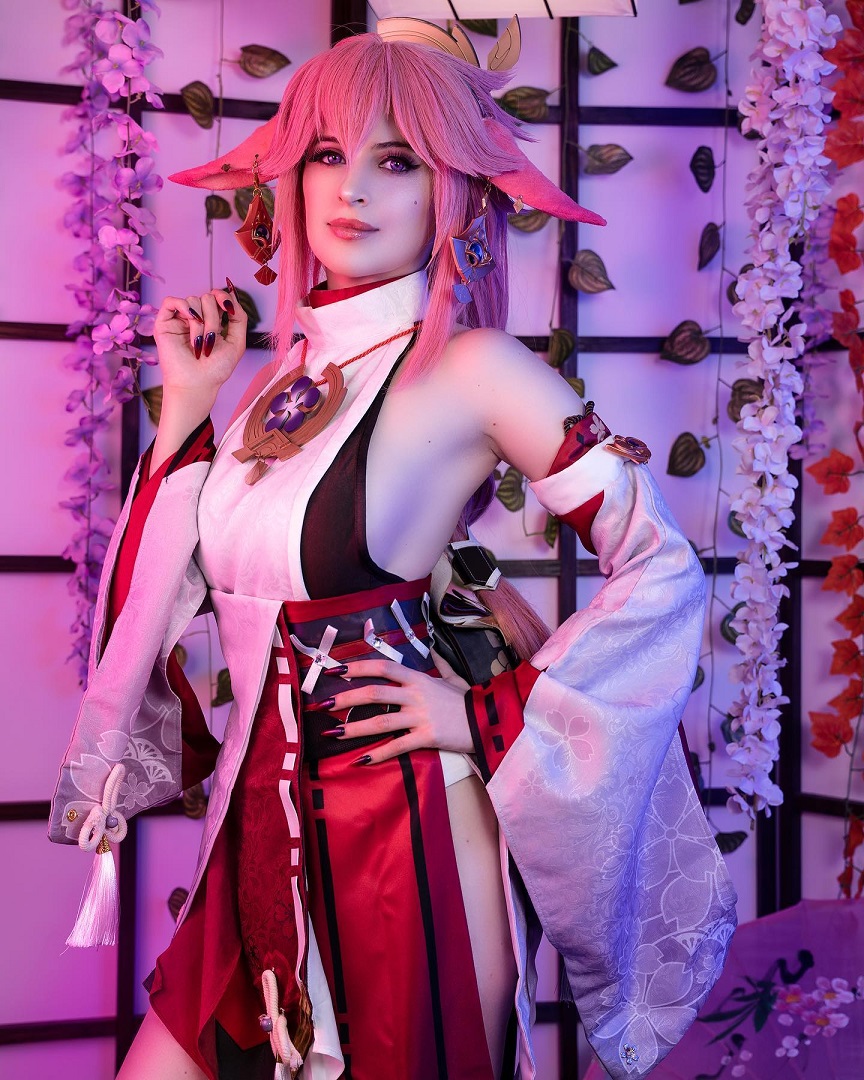 Esse cosplay de Yae Miko de Genshin Impact vai eletrocutar o seu coração