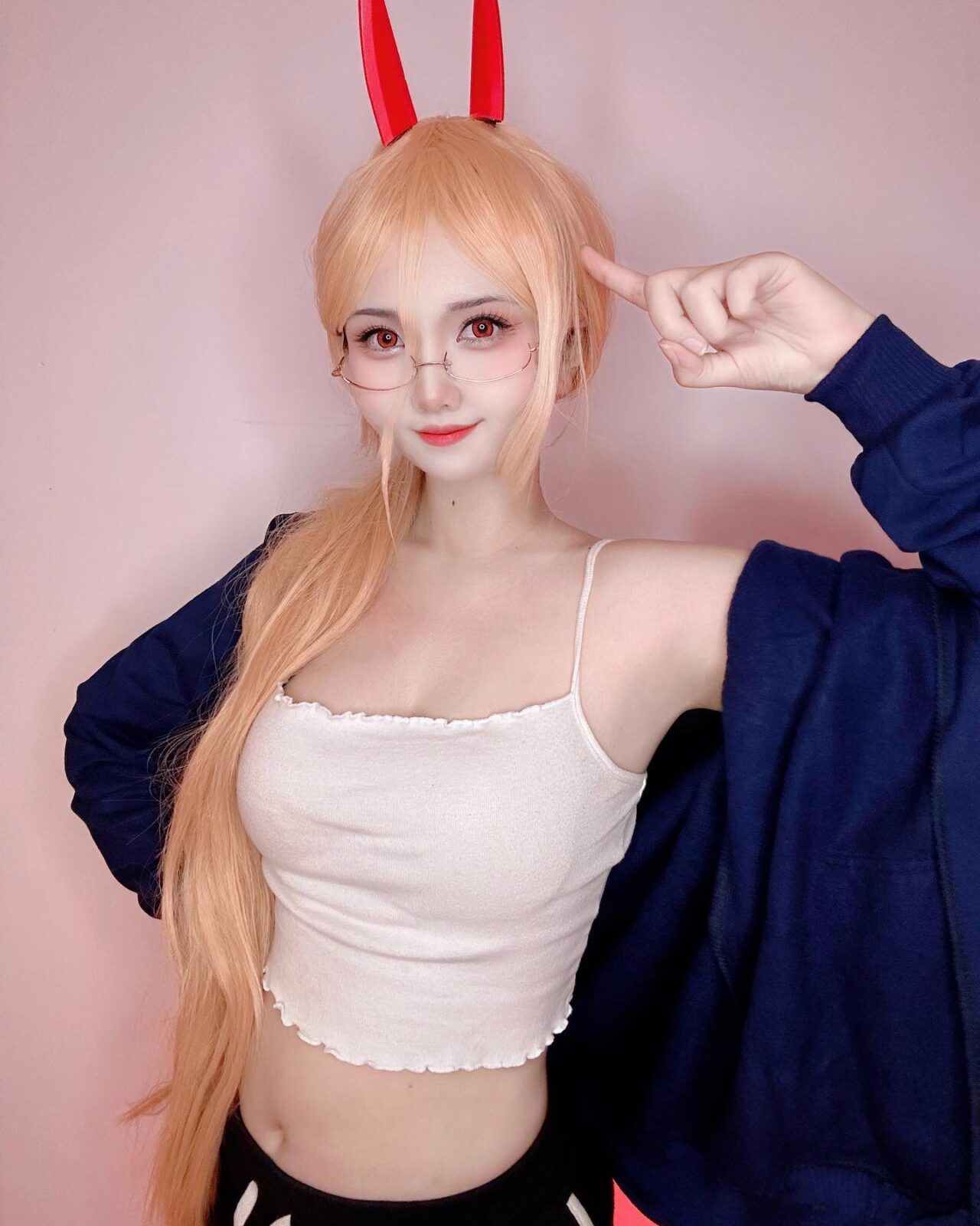 Modelo azulacann extravasa com um lindo cosplay da Power de Chainsaw Man