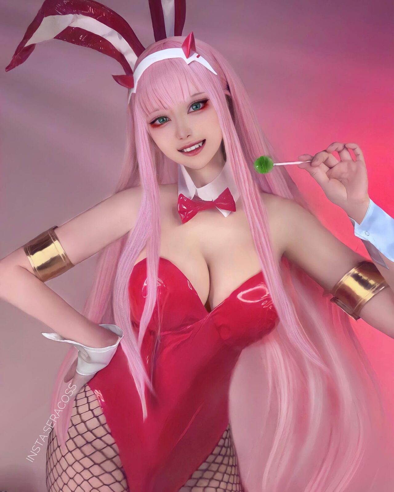 Modelo Japonesa fez um encantador cosplay da Zero Two de Darling in The Franxx