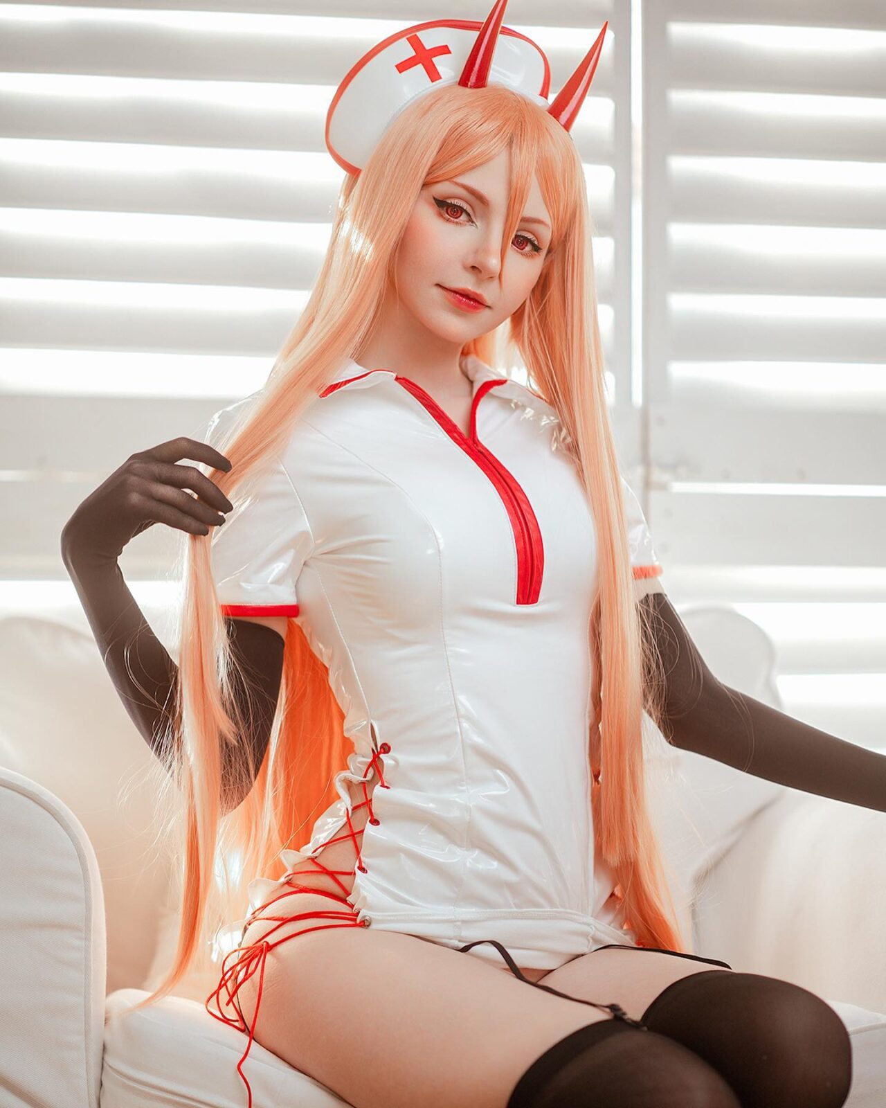 Modelo Peachmilky fez um apaixonante cosplay da Power de Chainsaw Man