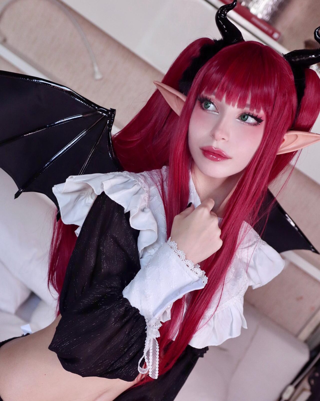 Modelo hitomi_okami_cos viralizou com um ousado cosplay da Marin de My dress-Up Darling