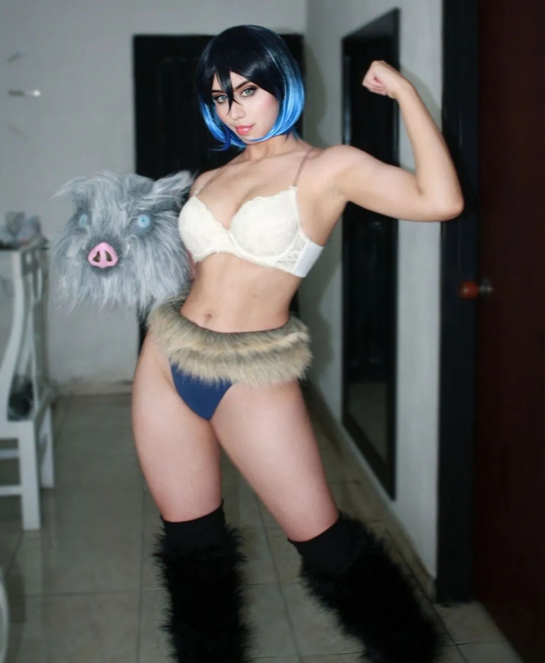 Modelo dianarous97 fez um lindo cosplay feminino do Inosuke de Demon Slayer