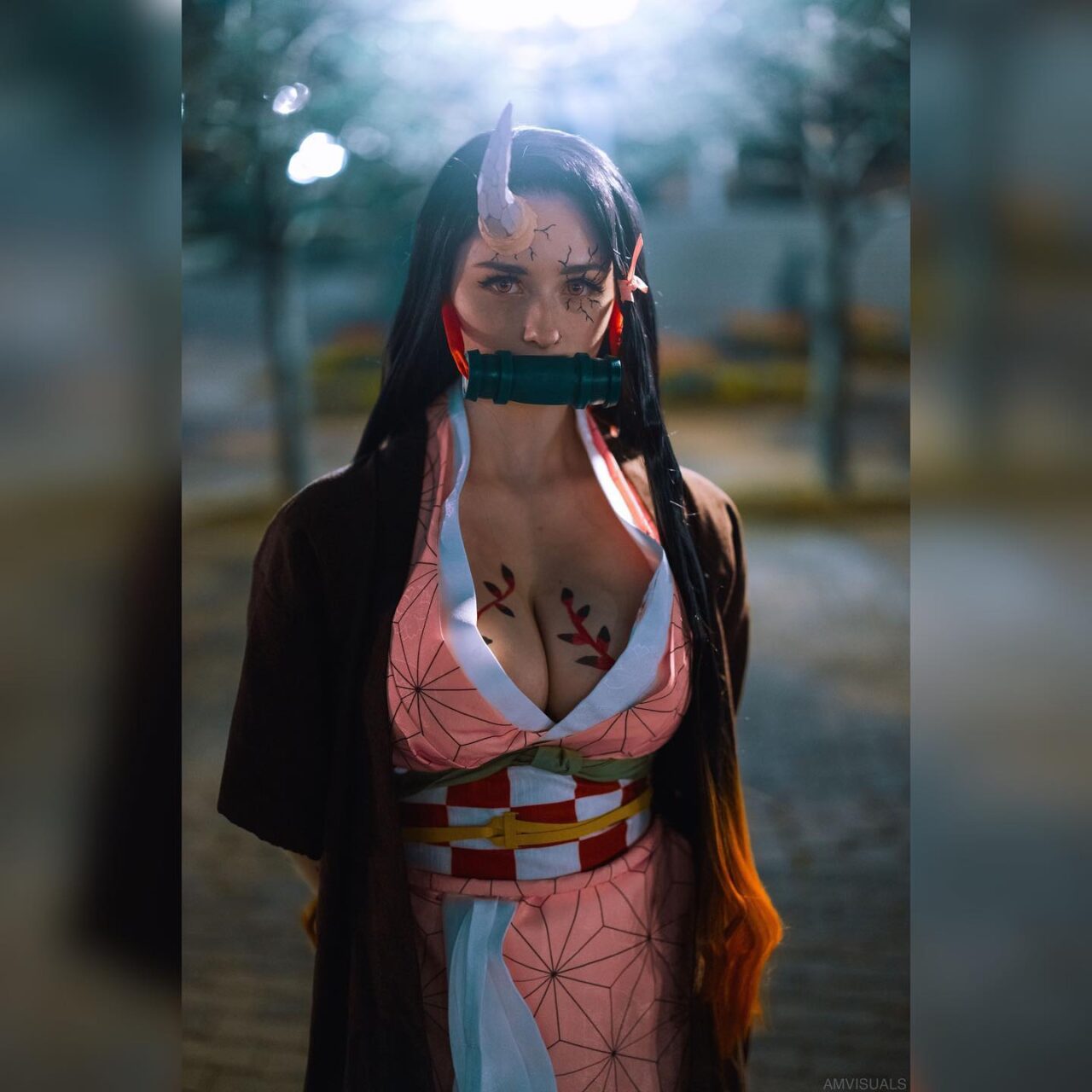 Modelo yandere.raven fez um lindo cosplay da Nezuko de Demon Slayer