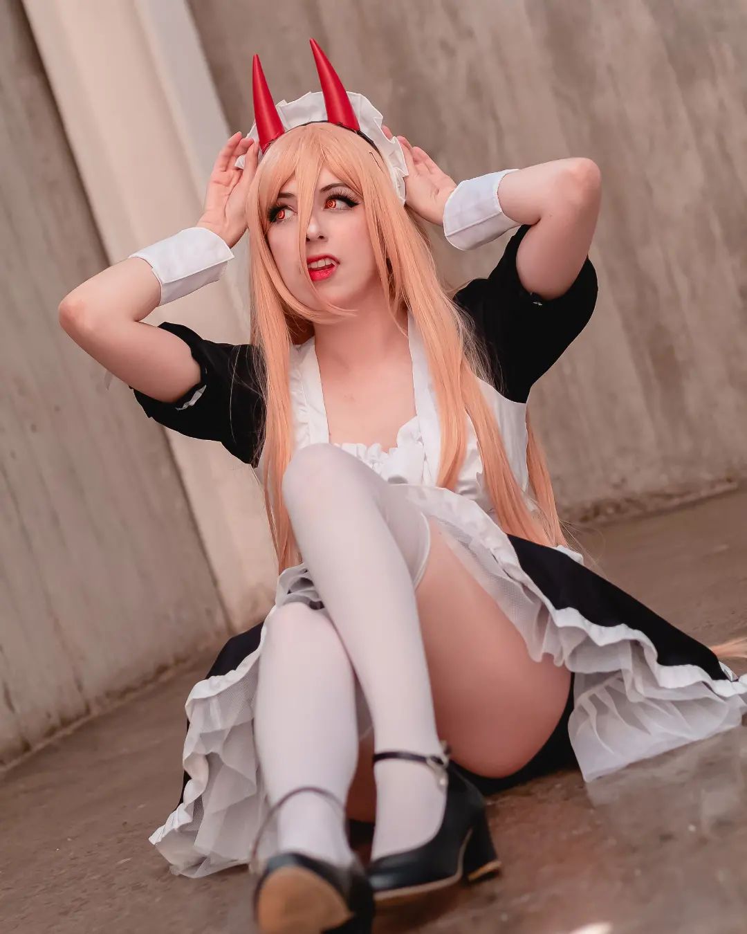 Modelo mizuiro.cosplay fez um lindo cosplay da Power Maiden em Chainsaw Man