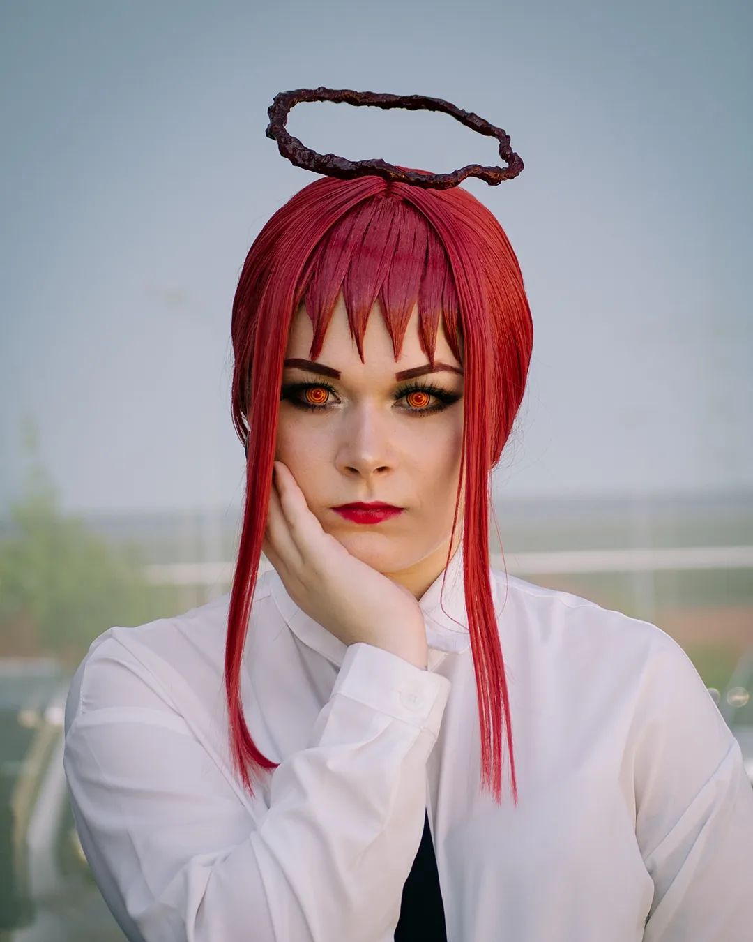 Modelo xaeya.coser fez um impecável cosplay da Makima de Chainsaw Man