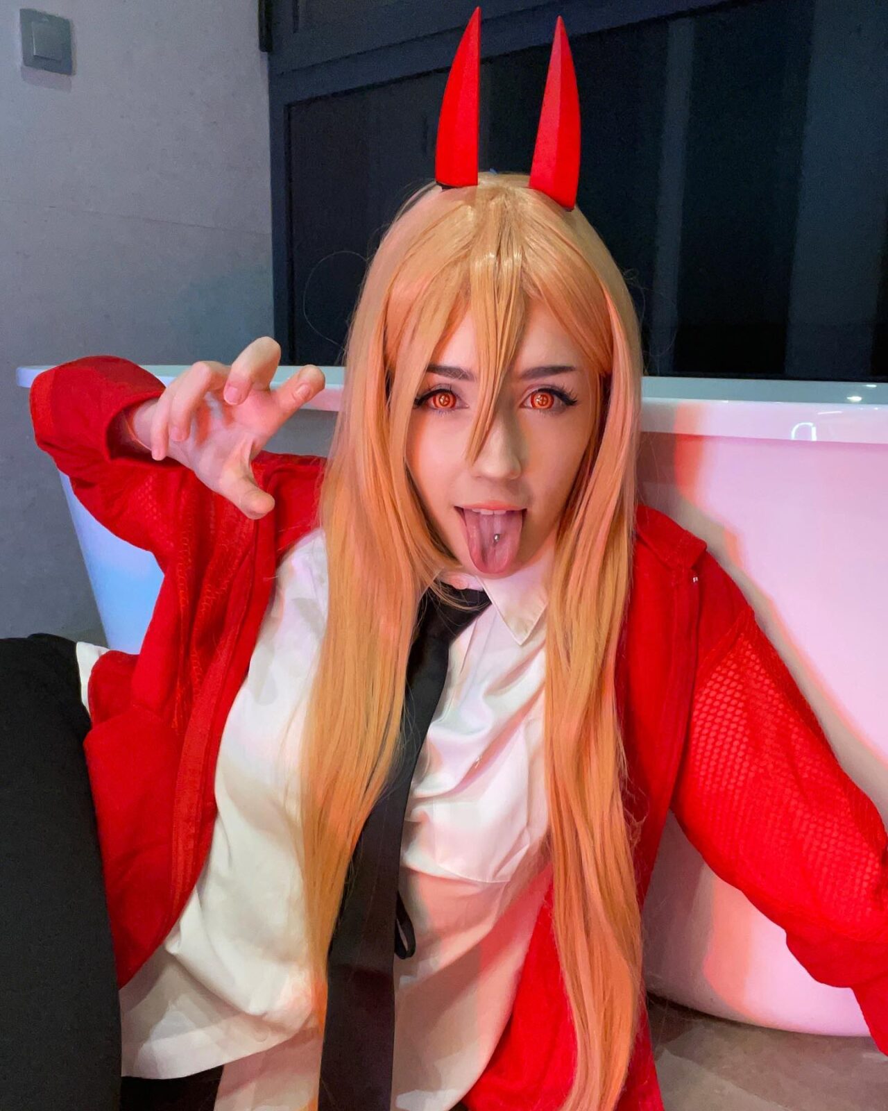 Modelo _.hannyya._ fez um lindo cosplay da Power de Chainsaw Man