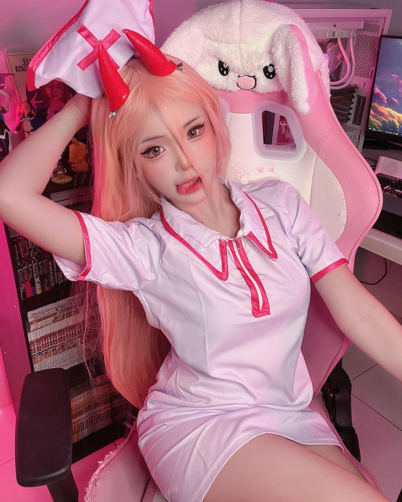 Modelo clausiee fez um sedutor cosplay da Power de Chainsaw Man