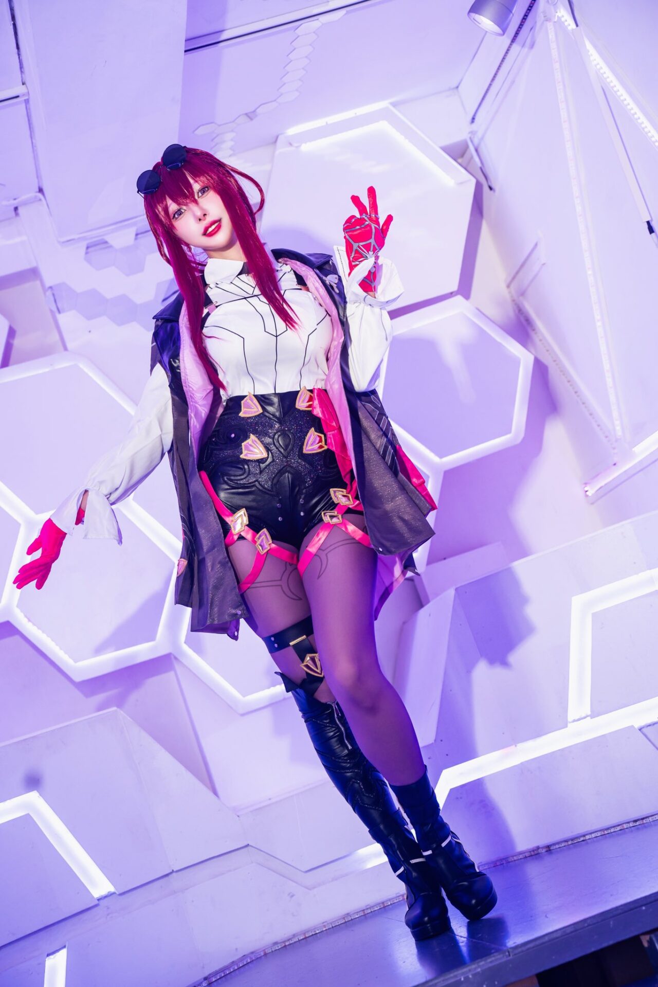 Modelo fez um arrebatador cosplay da Kafka de Honkai: Star Rail