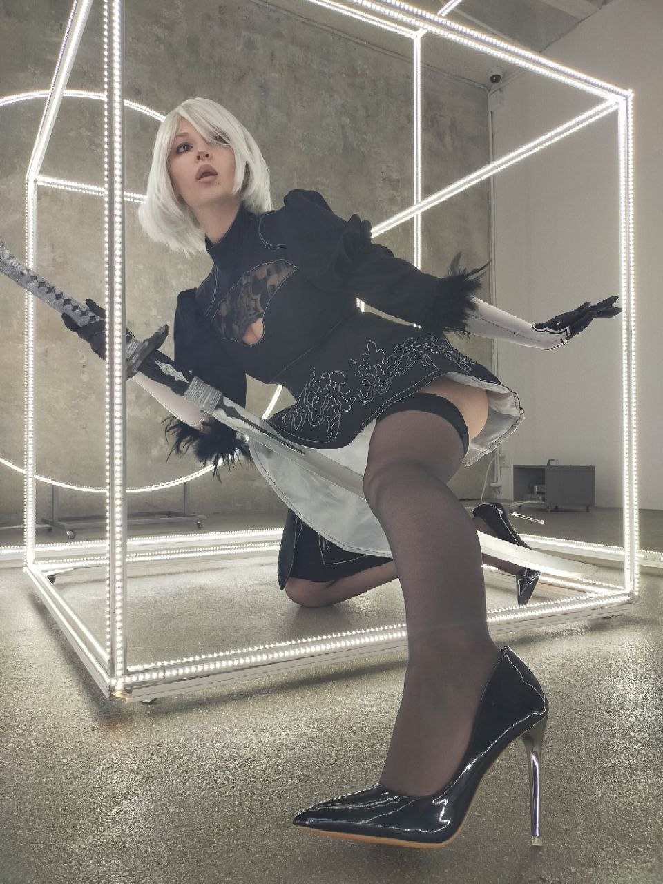 Modelo Vikaminskaya fez um estonteante cosplay da 2B de Nier: Automata