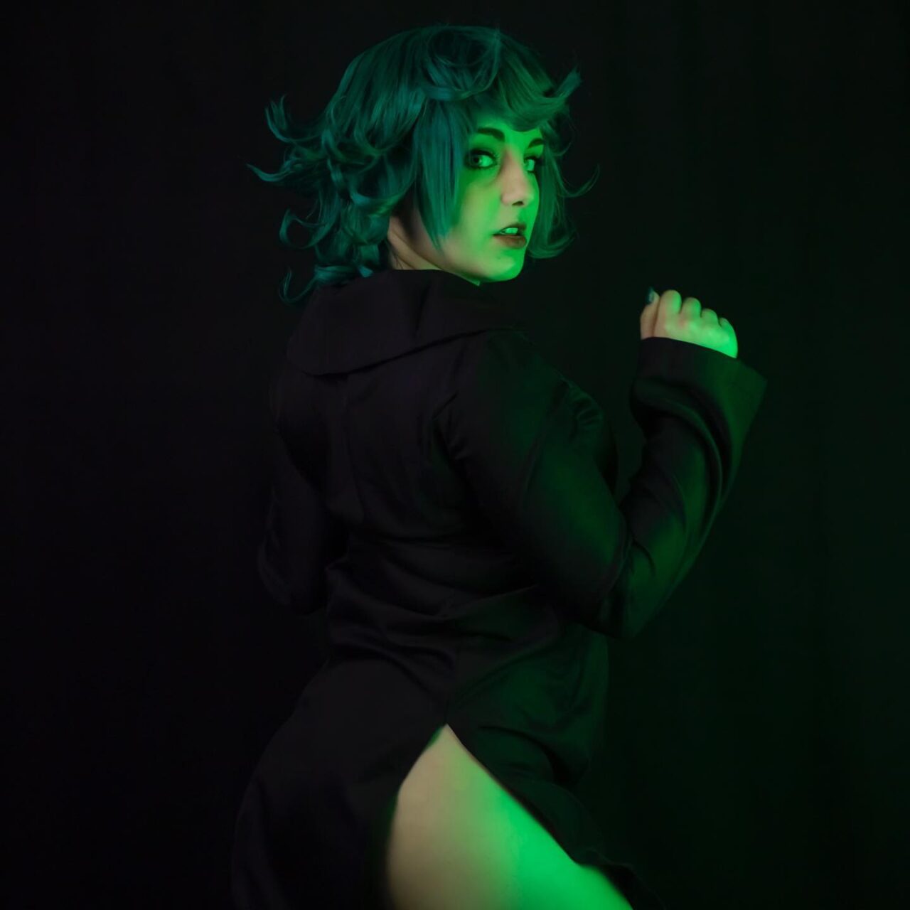 Modelo fascina com surreal e atraente cosplay da Tatsumaki de One