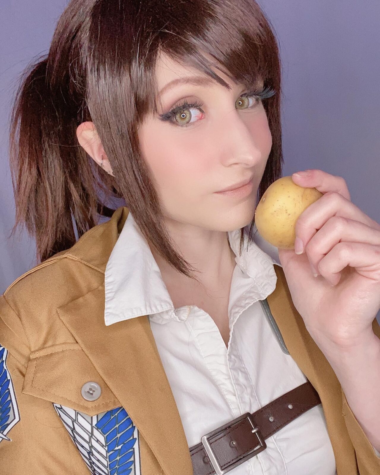 Modelo saiya_cosplay fez um impecável cosplay da Sasha de Attack on Titan