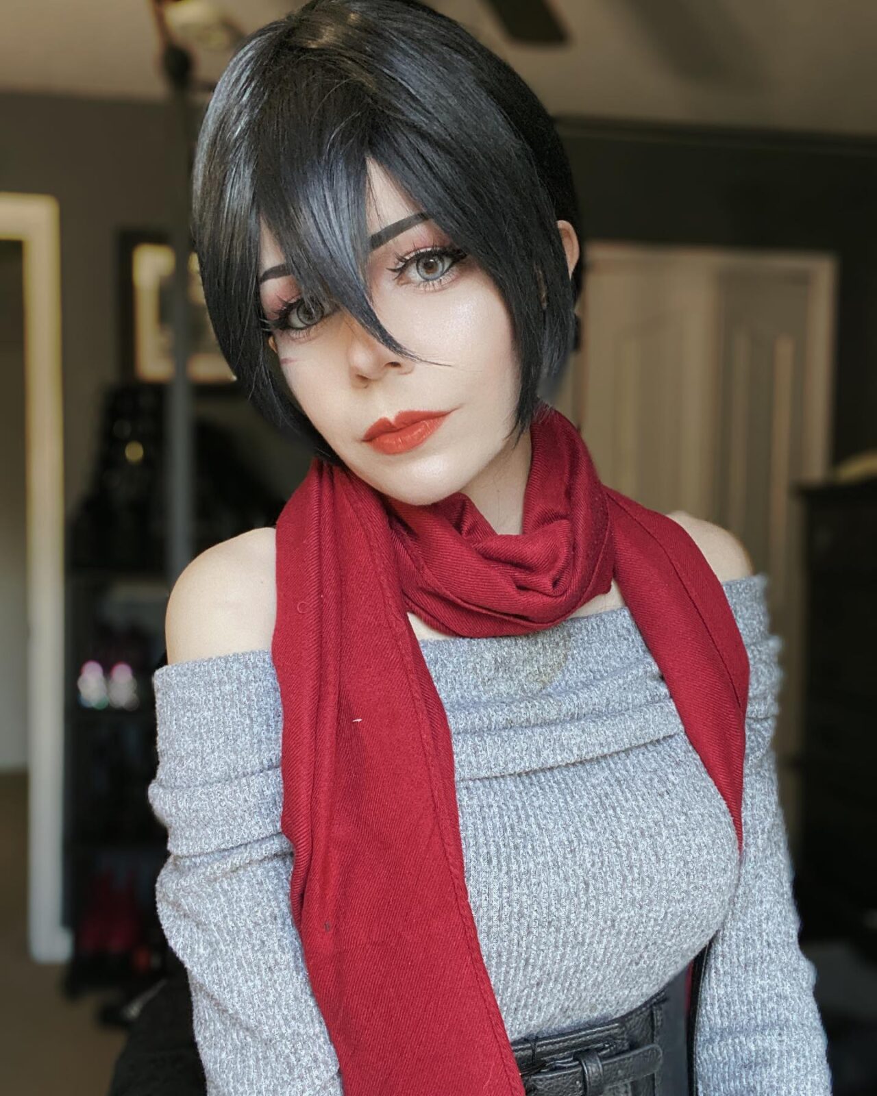 Modelo funeral.devil fez um cativante cosplay da Mikasa de Attack on Titan