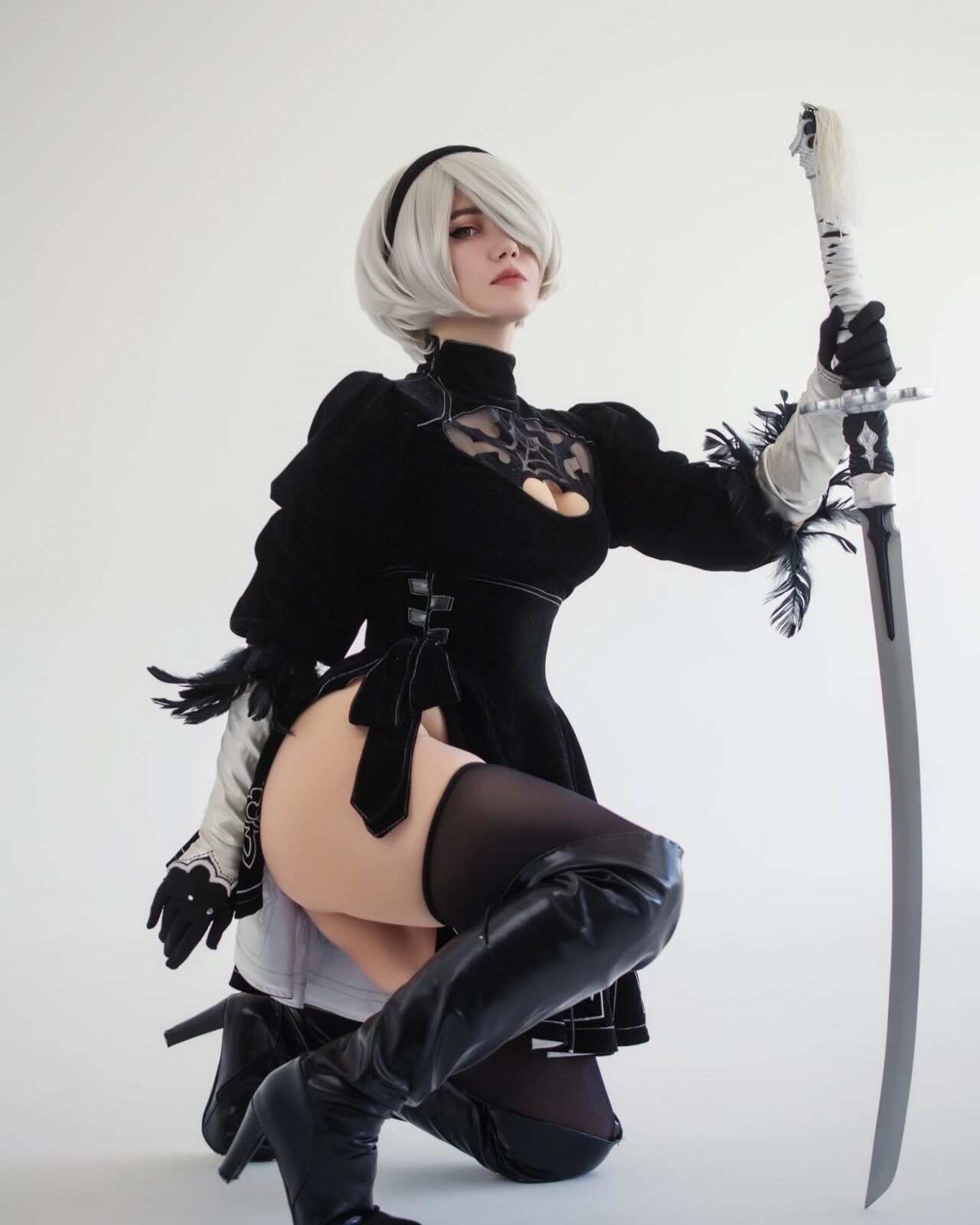 Modelo JyuSan fez um estonteante cosplay da 2B de Nier: Automata