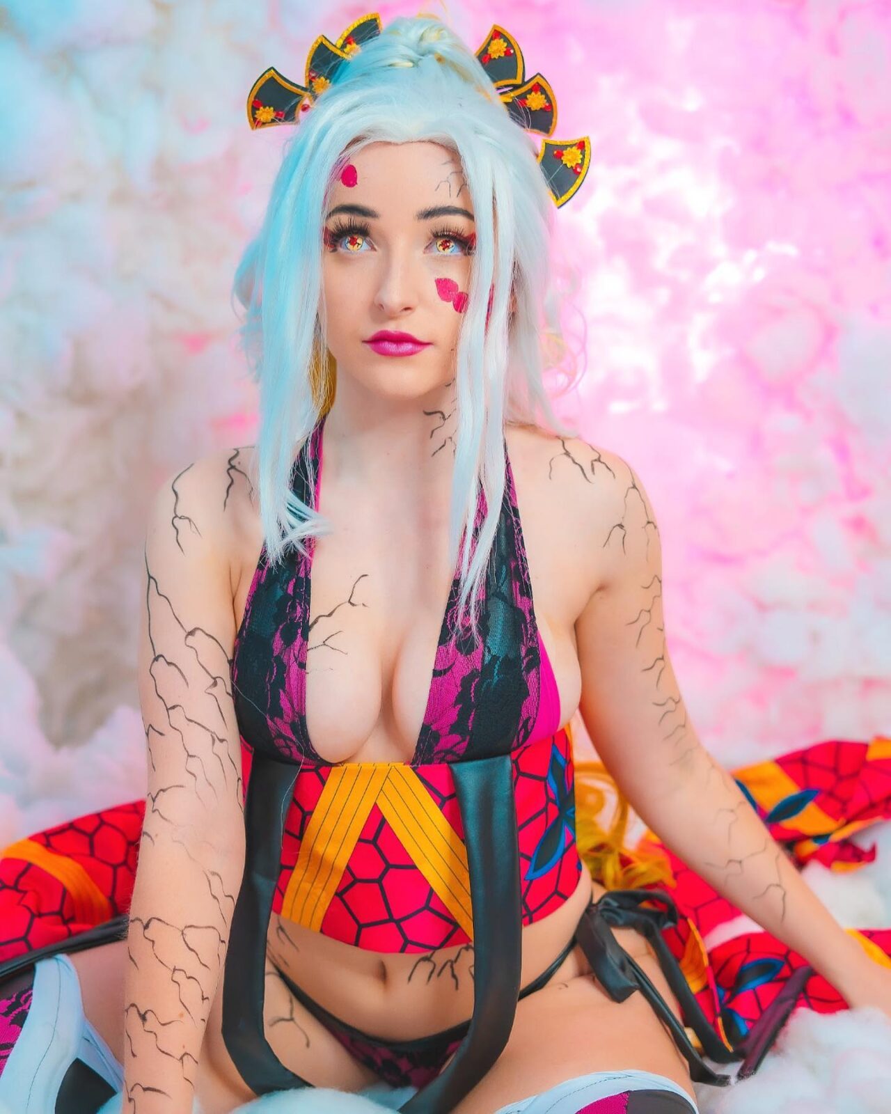 Modelo cherrymandyxo fez um sedutor cosplay da Daki de Demon Slayer