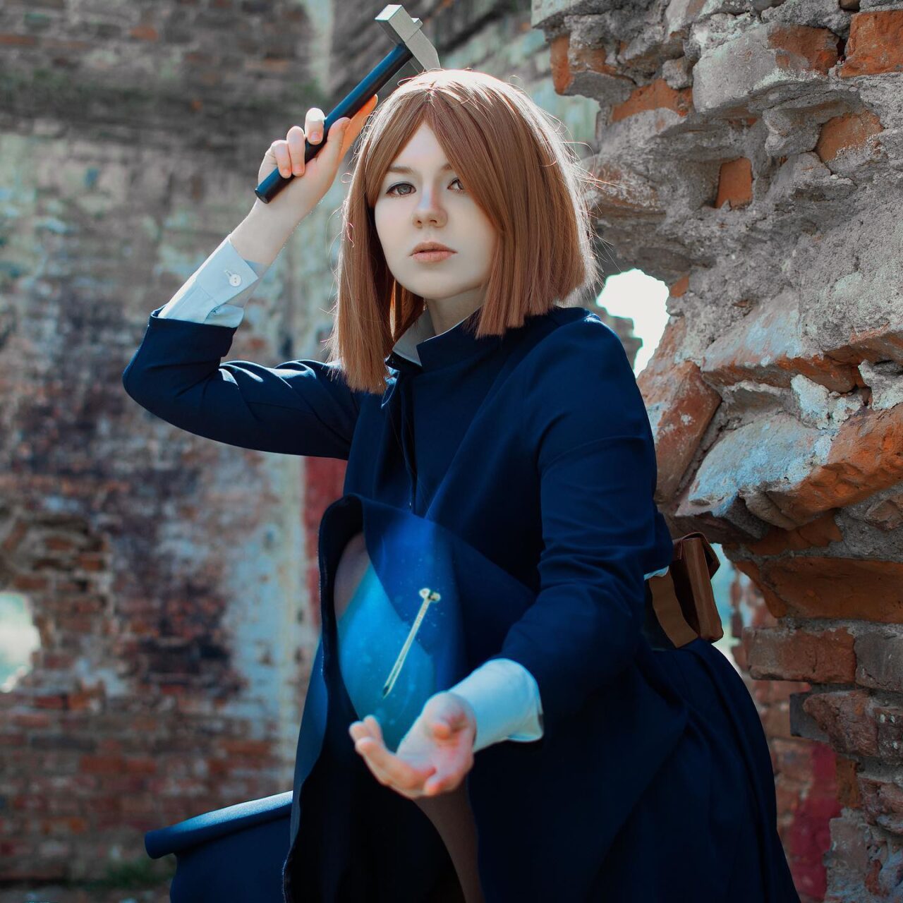 Modelo hinako.cosplay fez um encantador cosplay da Nobara Kugisaki de Jujutsu Kaisen