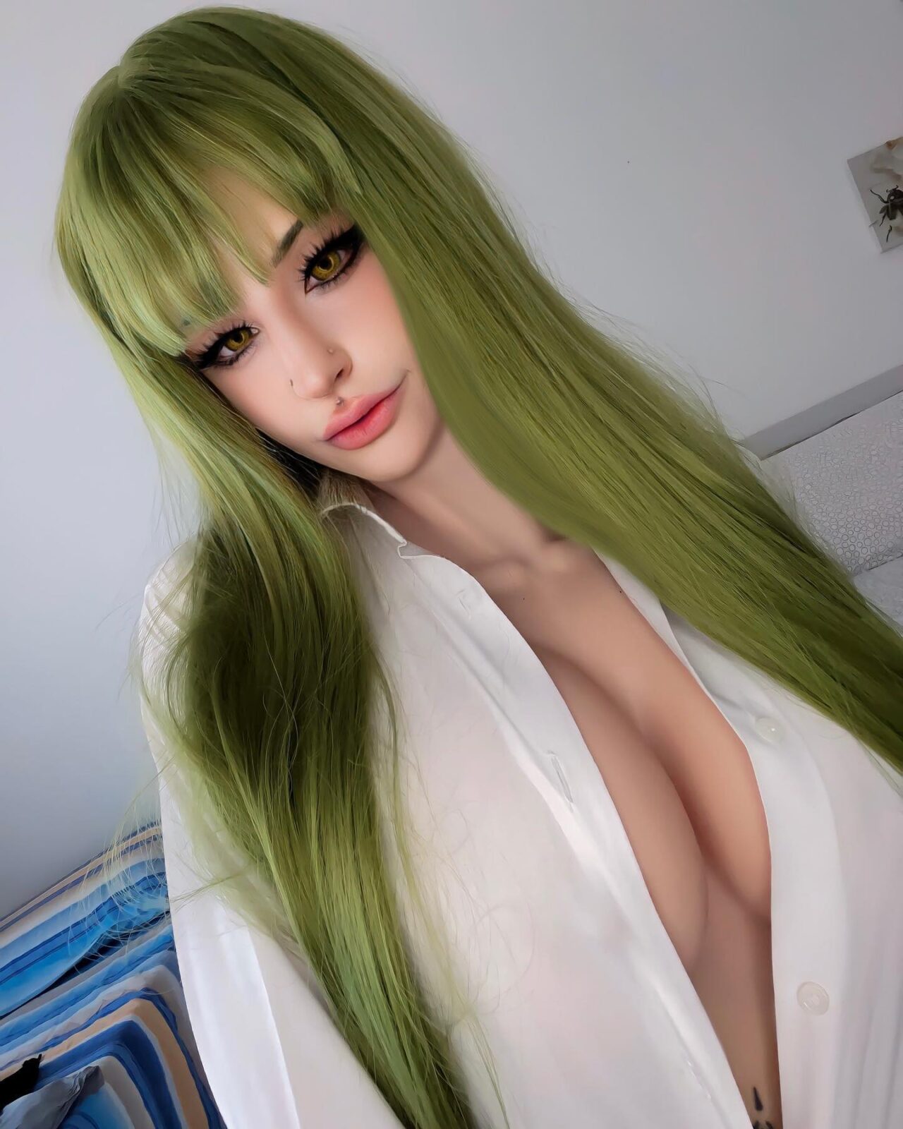 Modelo __chun__li fez um ousado cosplay da C.C. de Code Geass