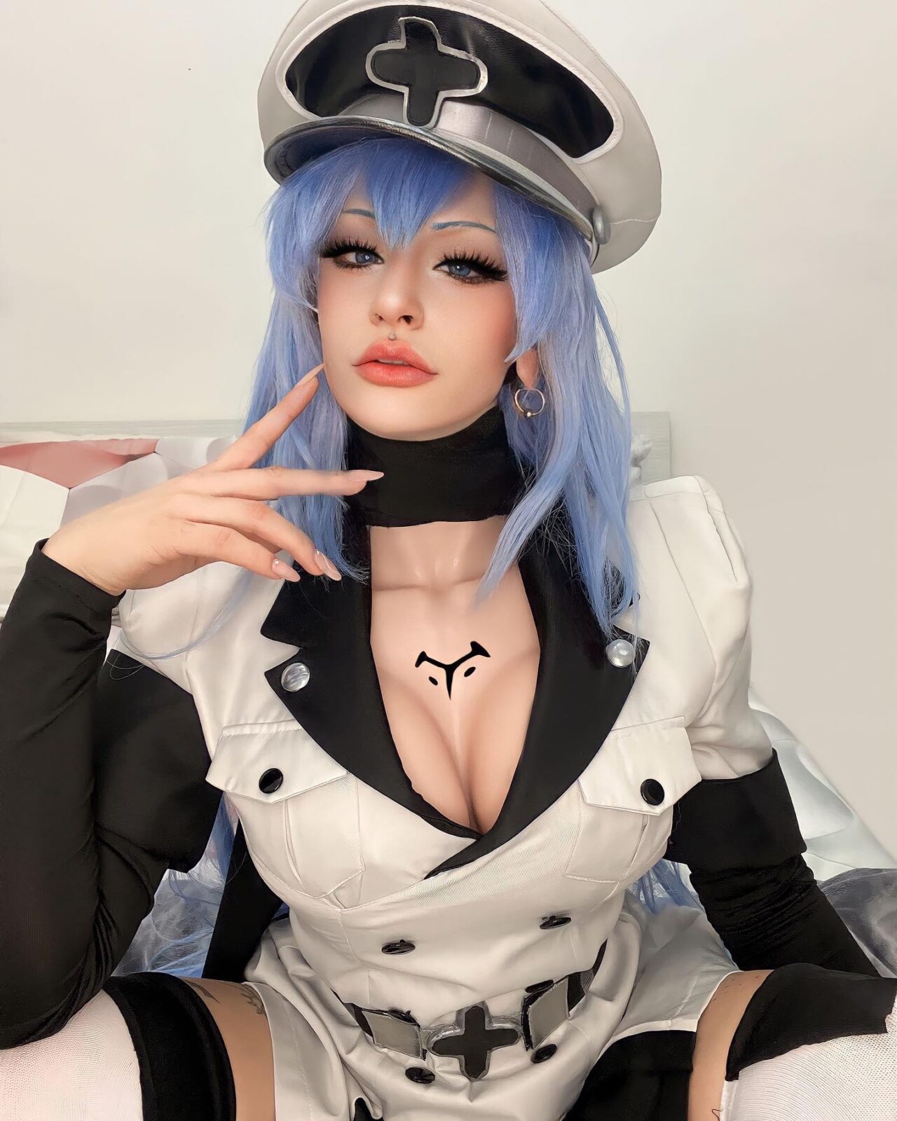 Modelo __chun__li fez um eletrizante cosplay da Esdeath de Akame Ga Kill