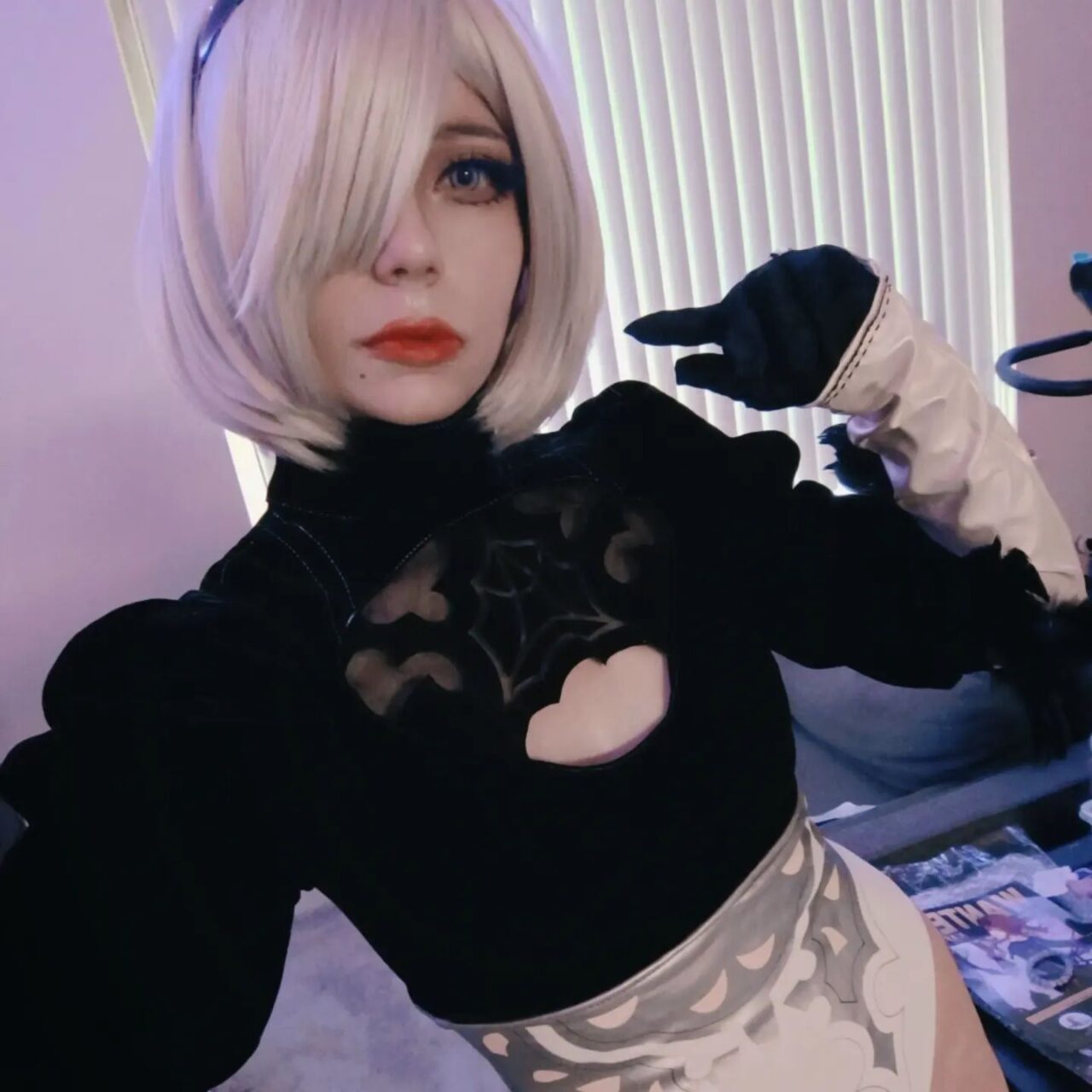 Modelo queen_adrya fez um lindo cosplay da 2B de Nier Automata