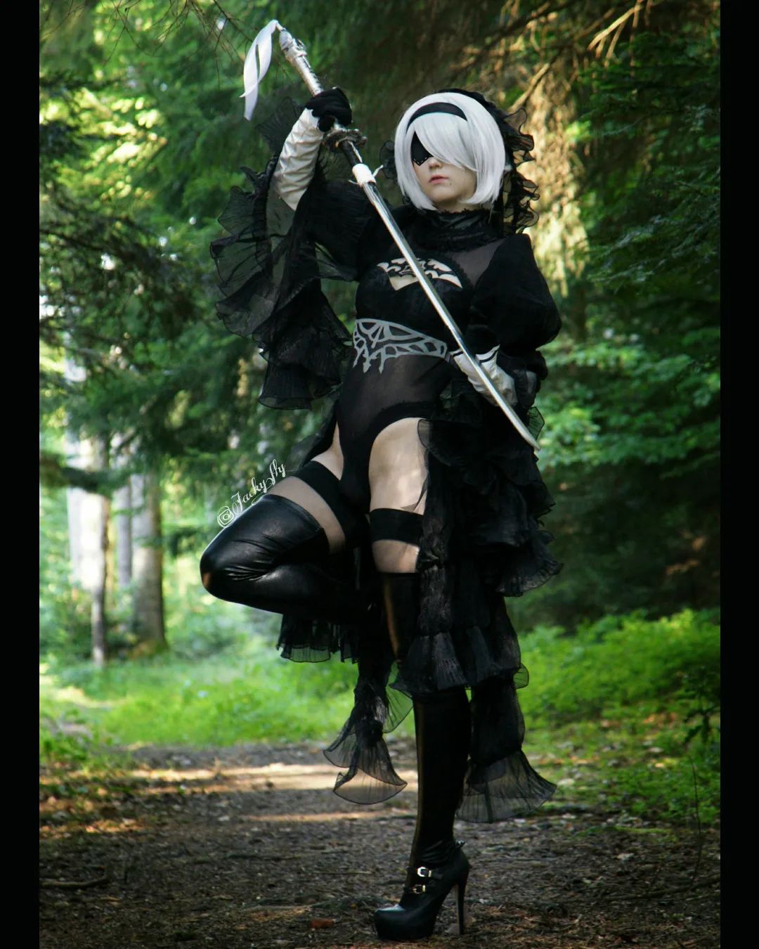 Encarnação da 2B de Nier Automata por Jacky.Fly em lindo cosplay