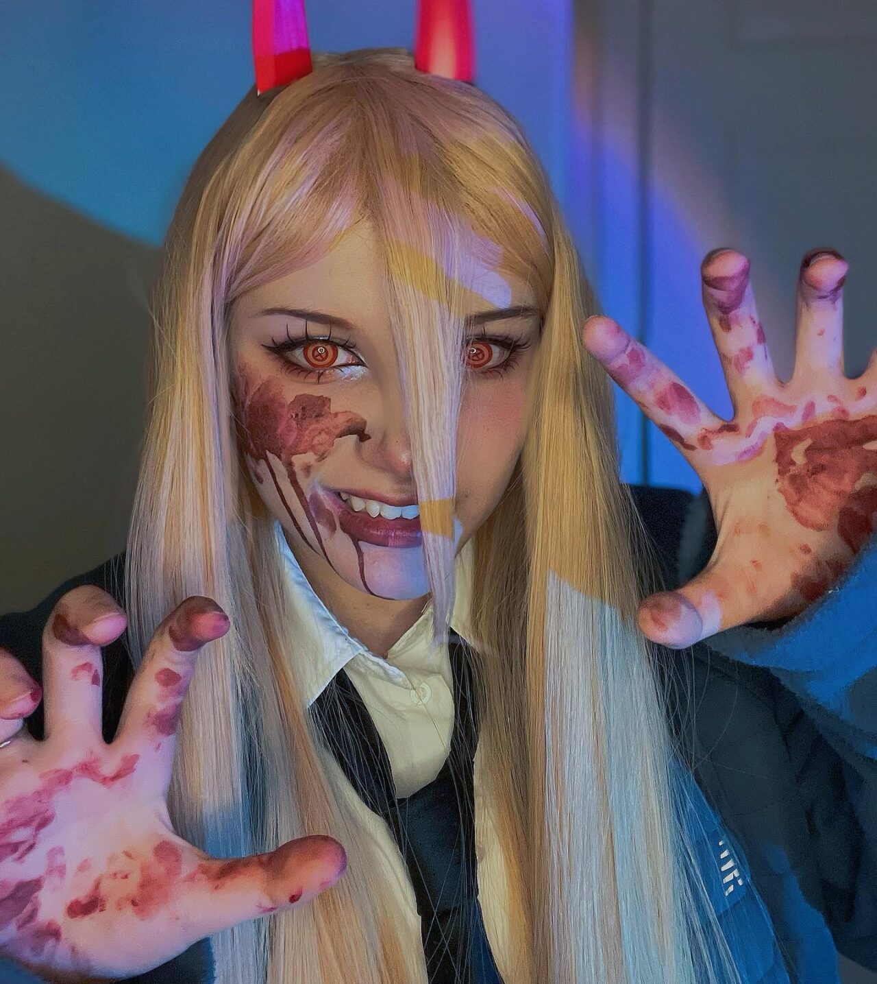 Modelo sgerbi.cosplay fez um apaixonante cosplay da Power de Chainsaw Man