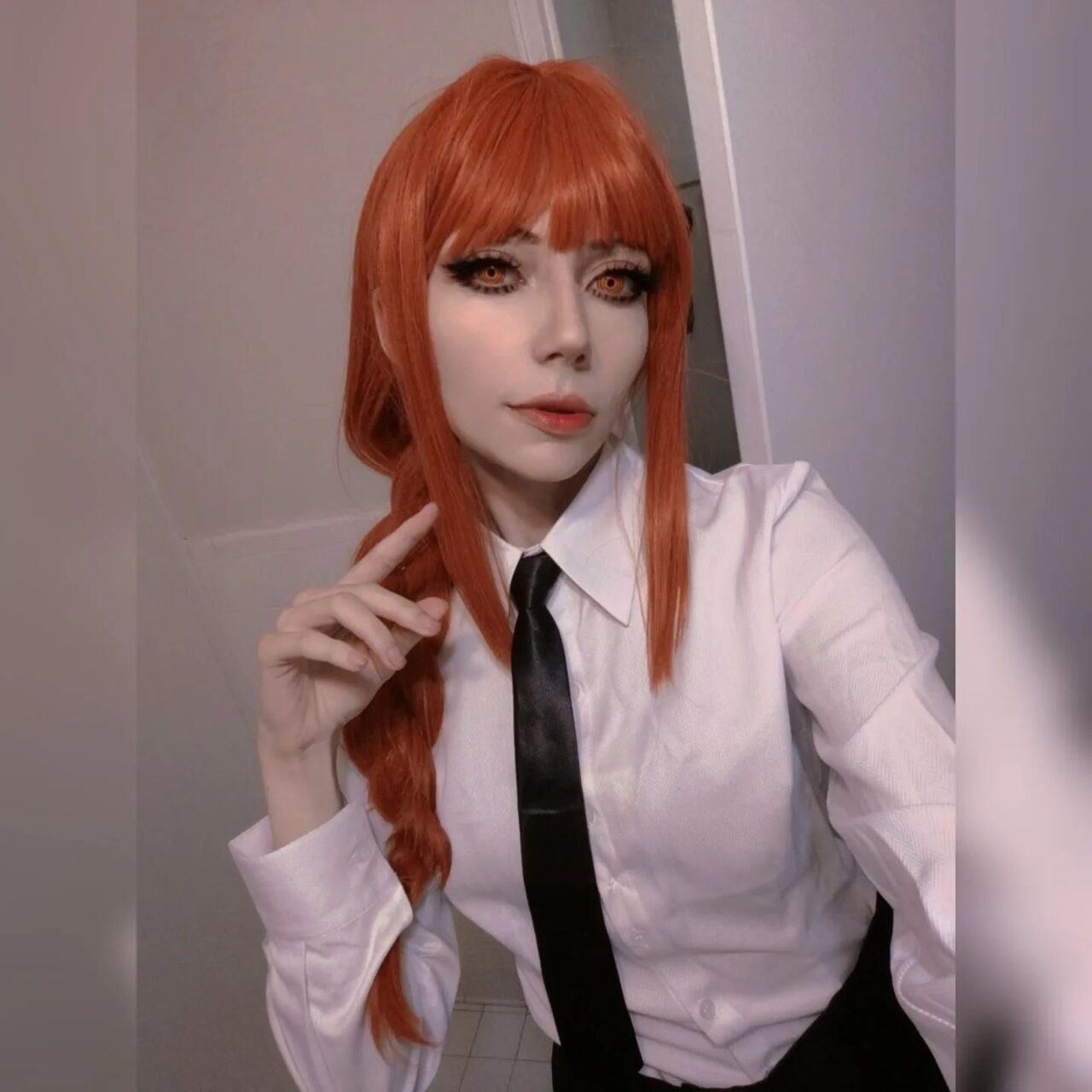 Modelo queen_adrya fez um apaixonante cosplay da Makima de Chainsaw Man