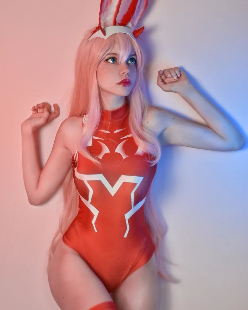 Cosplay de Zero Two de Darling in The Franxx por Pinkpearl_usagi